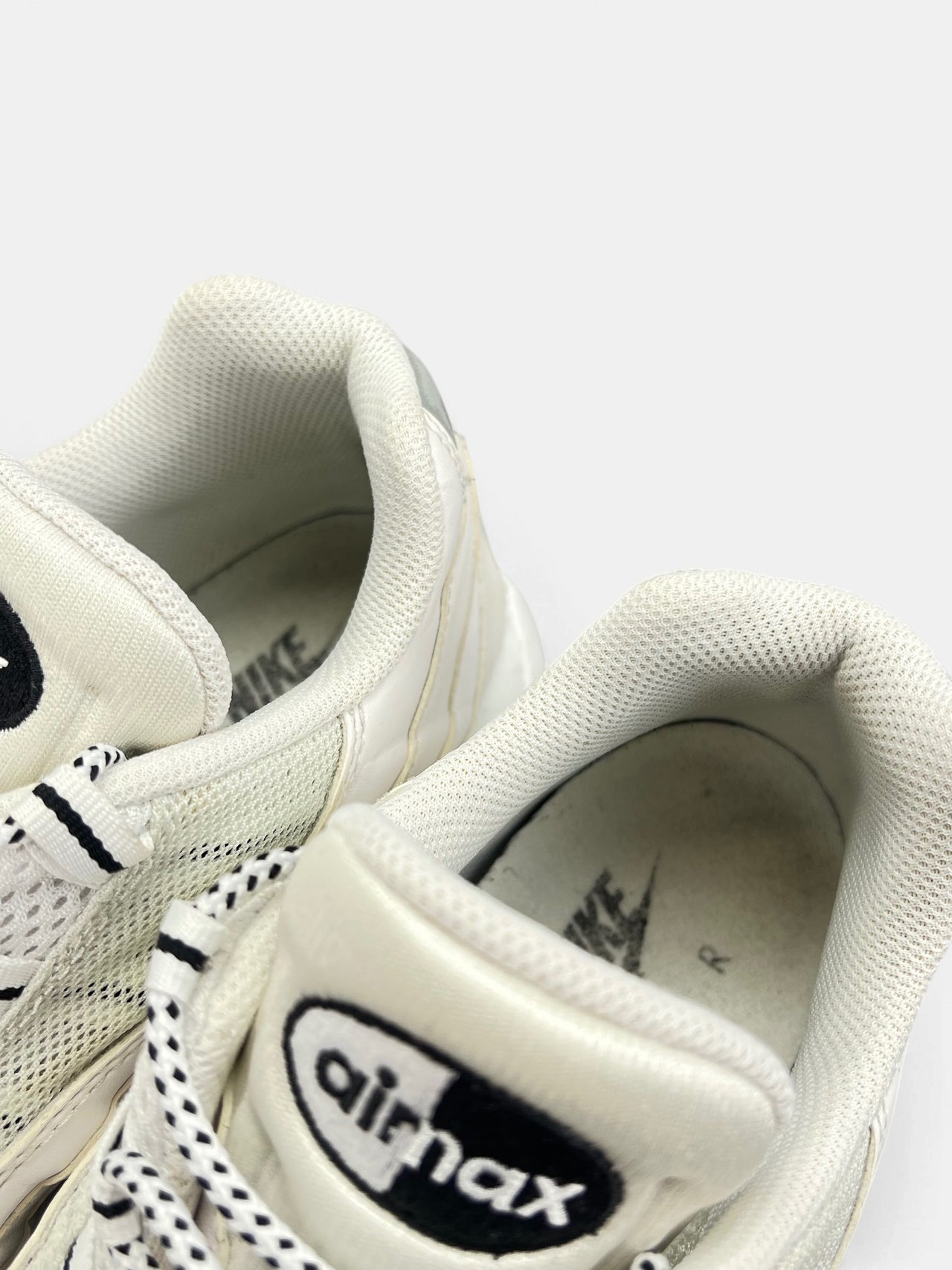 Nike Air Max 95 White Black — buty sportowe męskie w bardzo dobrym stanie rozmiar 45.5, zapiętki butów