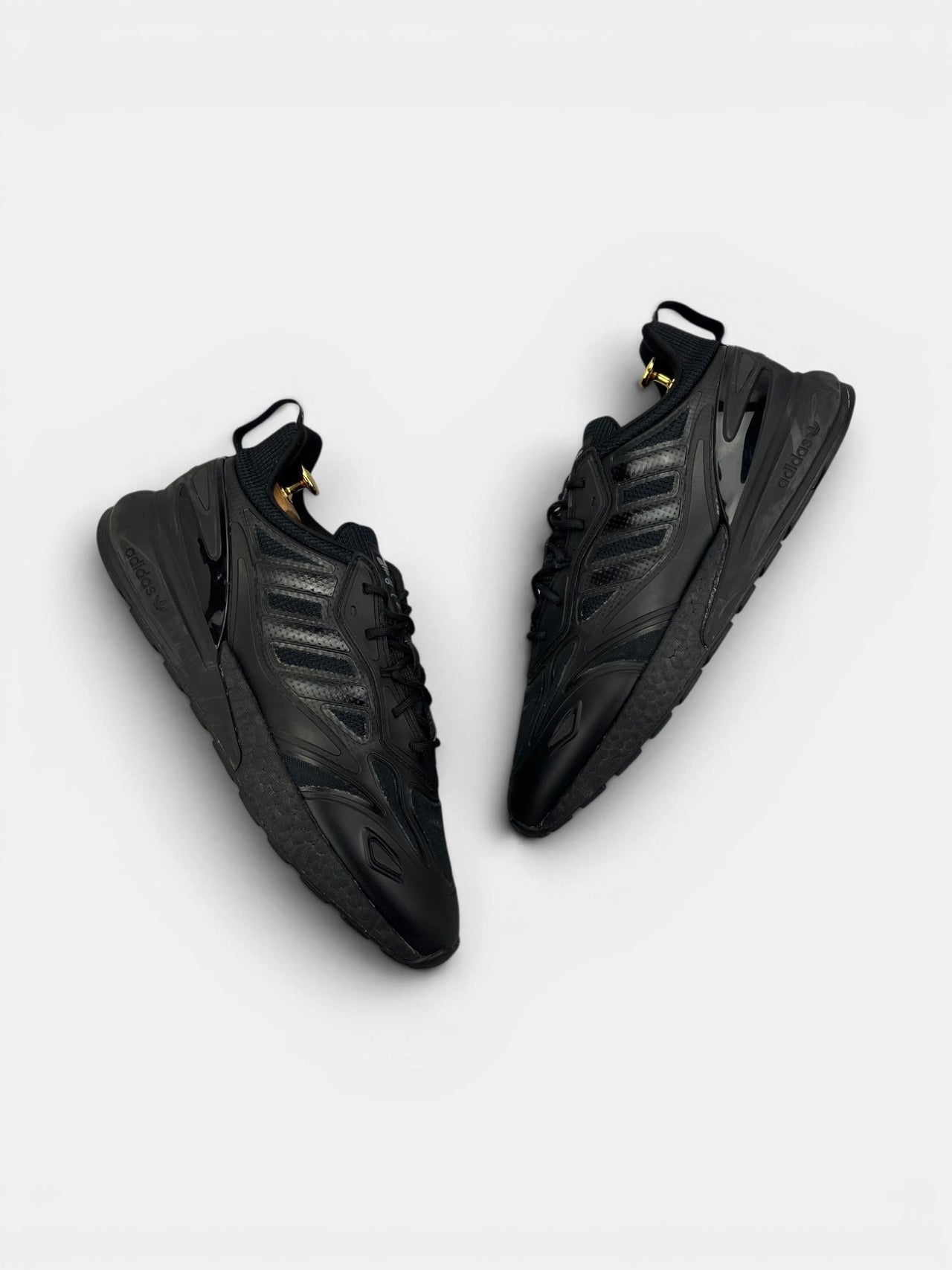 Adidas ZX 2K Boost 2.0 Triple Black — buty sportowe męskie w bardzo dobrym stanie rozmiar 45 1/3, widok z góry na zewnętrzną stronę butów