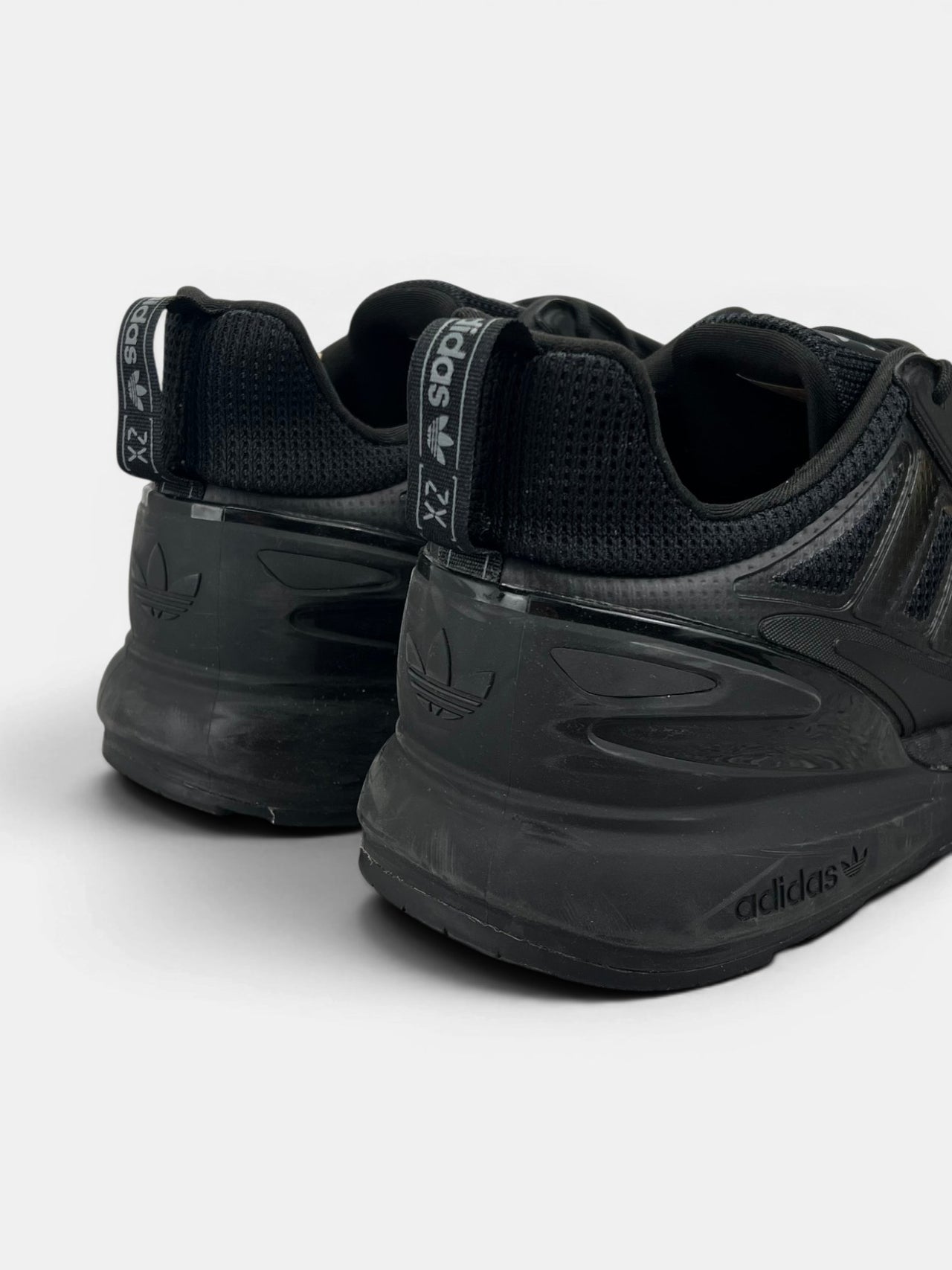 Adidas ZX 2K Boost 2.0 Triple Black — buty sportowe męskie w bardzo dobrym stanie rozmiar 45 1/3, widok z tyłu