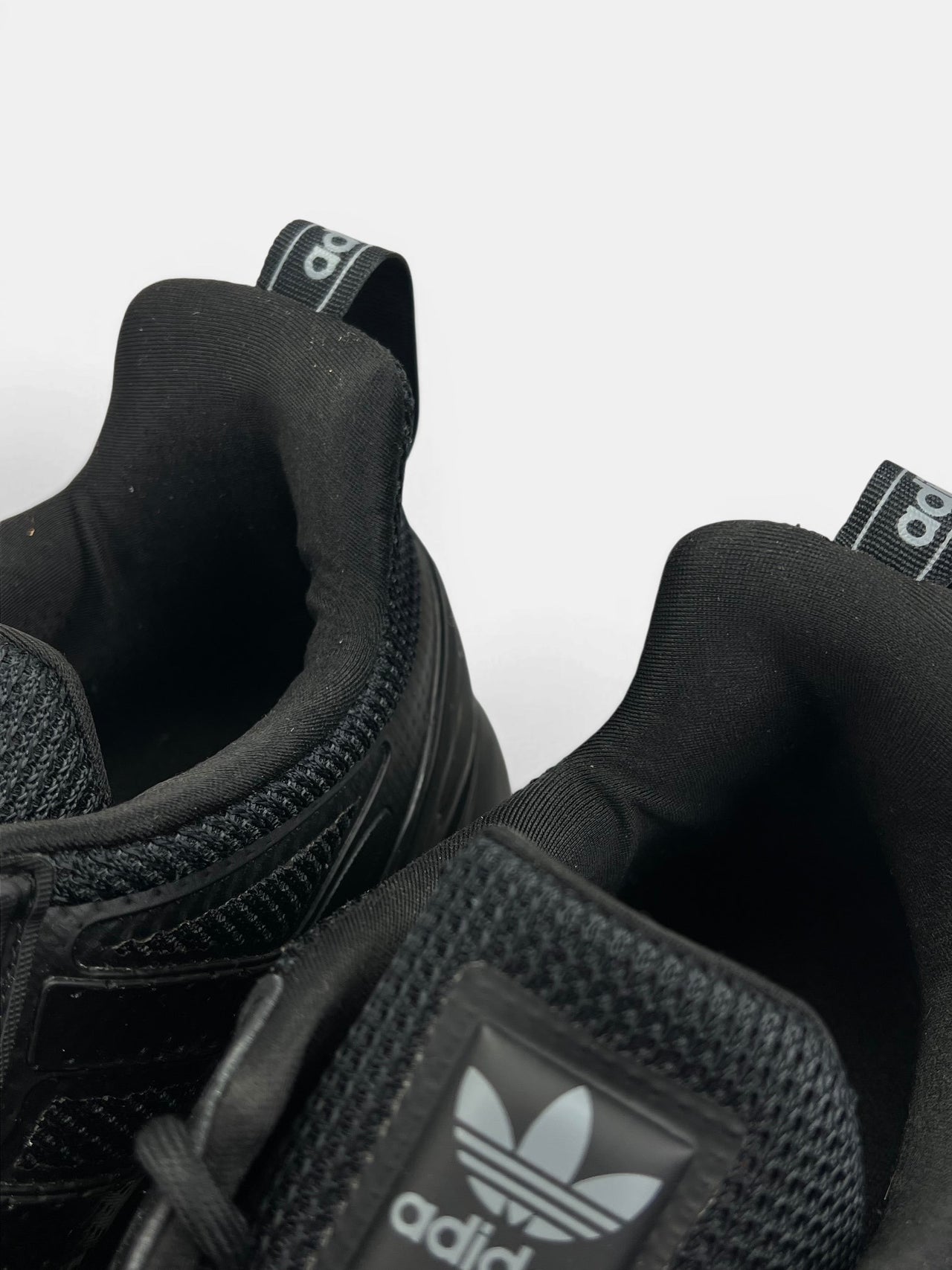Adidas ZX 2K Boost 2.0 Triple Black — buty sportowe męskie w bardzo dobrym stanie rozmiar 45 1/3, zapiętki butów