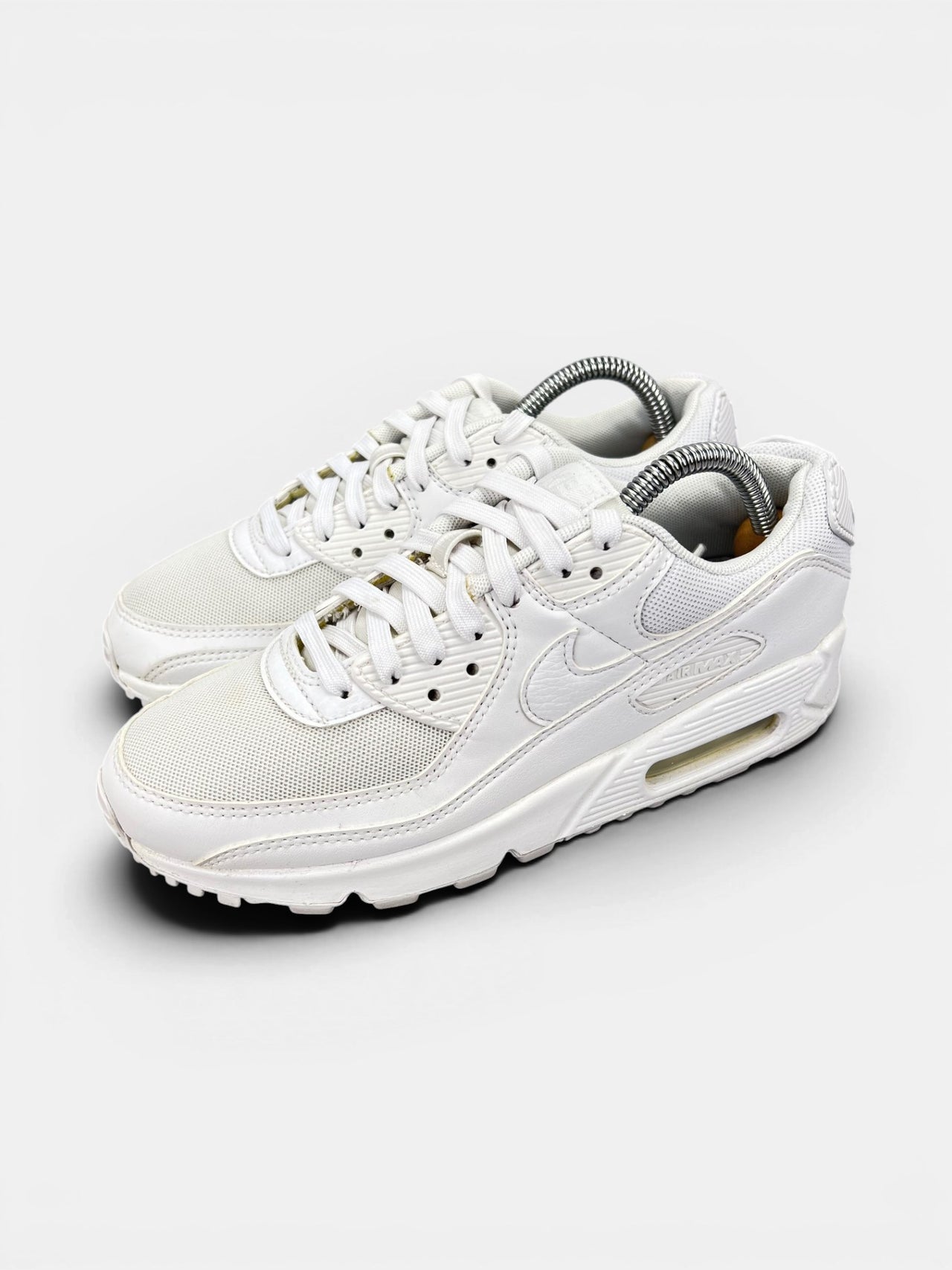 Nike Air Max 90 Triple White — buty sportowe damskie w bardzo dobrym stanie rozmiar 38, widok z boku