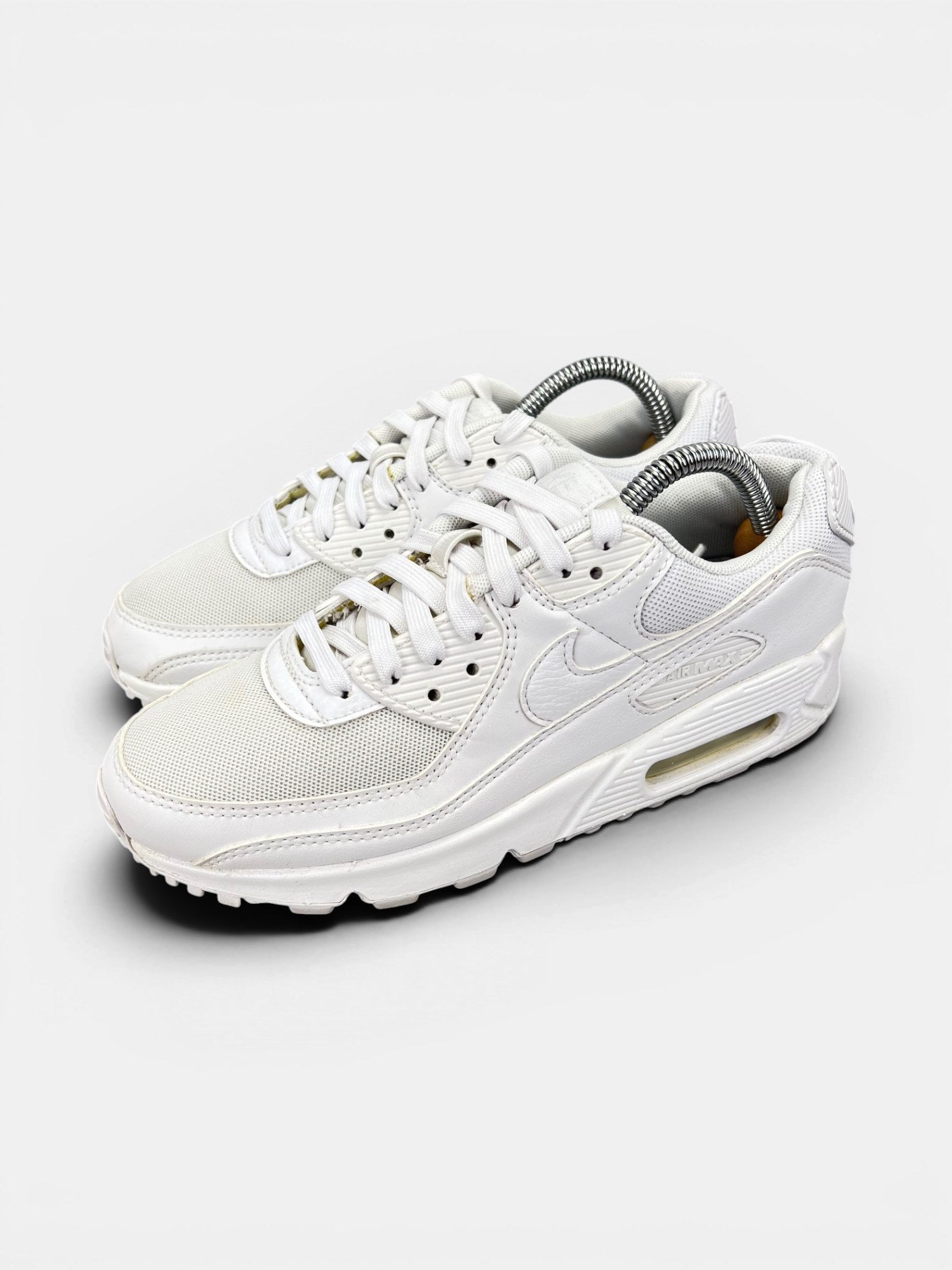 Nike Air Max 90 Triple White — buty sportowe damskie w bardzo dobrym stanie rozmiar 38, widok z boku