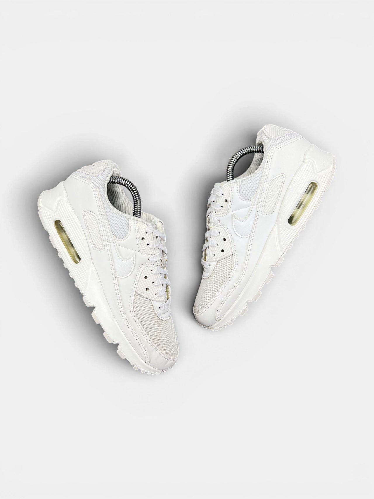 Nike Air Max 90 Triple White — buty sportowe damskie w bardzo dobrym stanie rozmiar 38, widok z góry na zewnętrzną stronę butów
