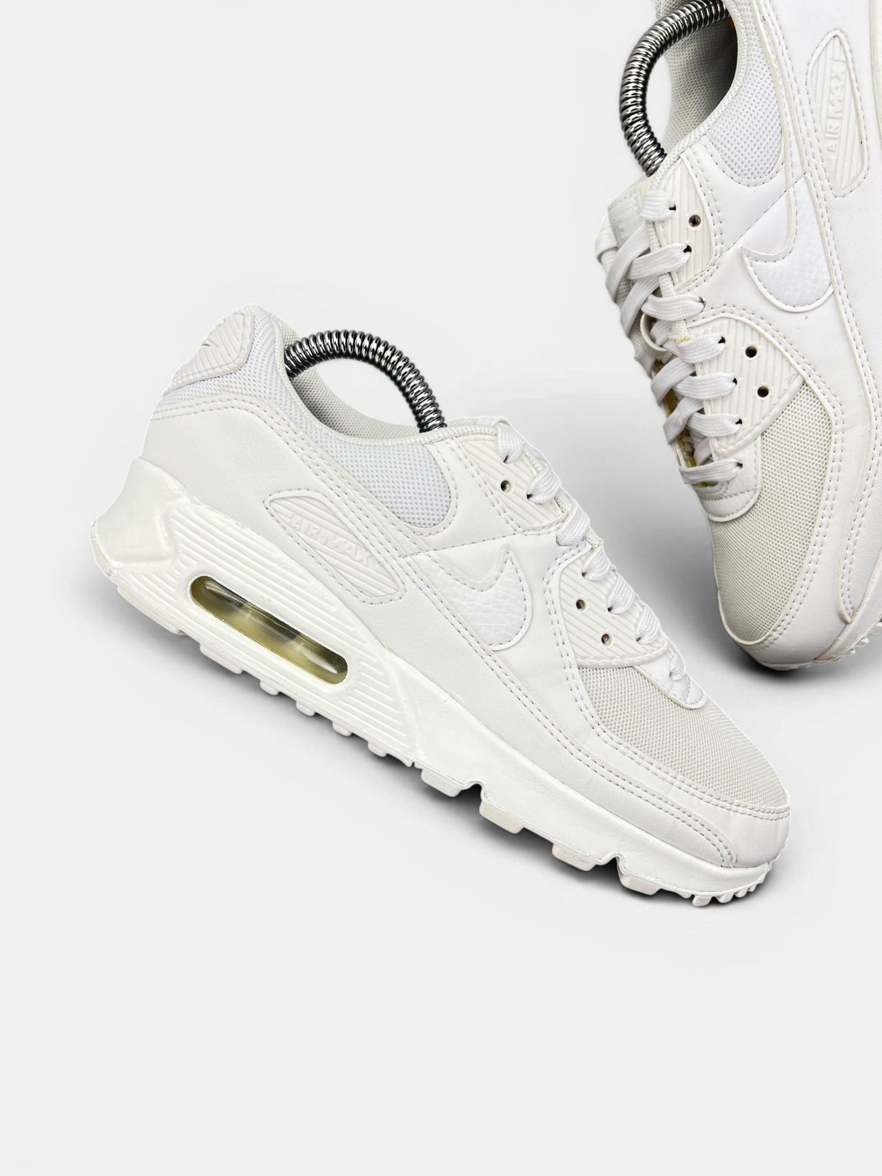 Nike Air Max 90 Triple White — buty sportowe damskie w bardzo dobrym stanie rozmiar 38, zewnętrzny panel prawego buta