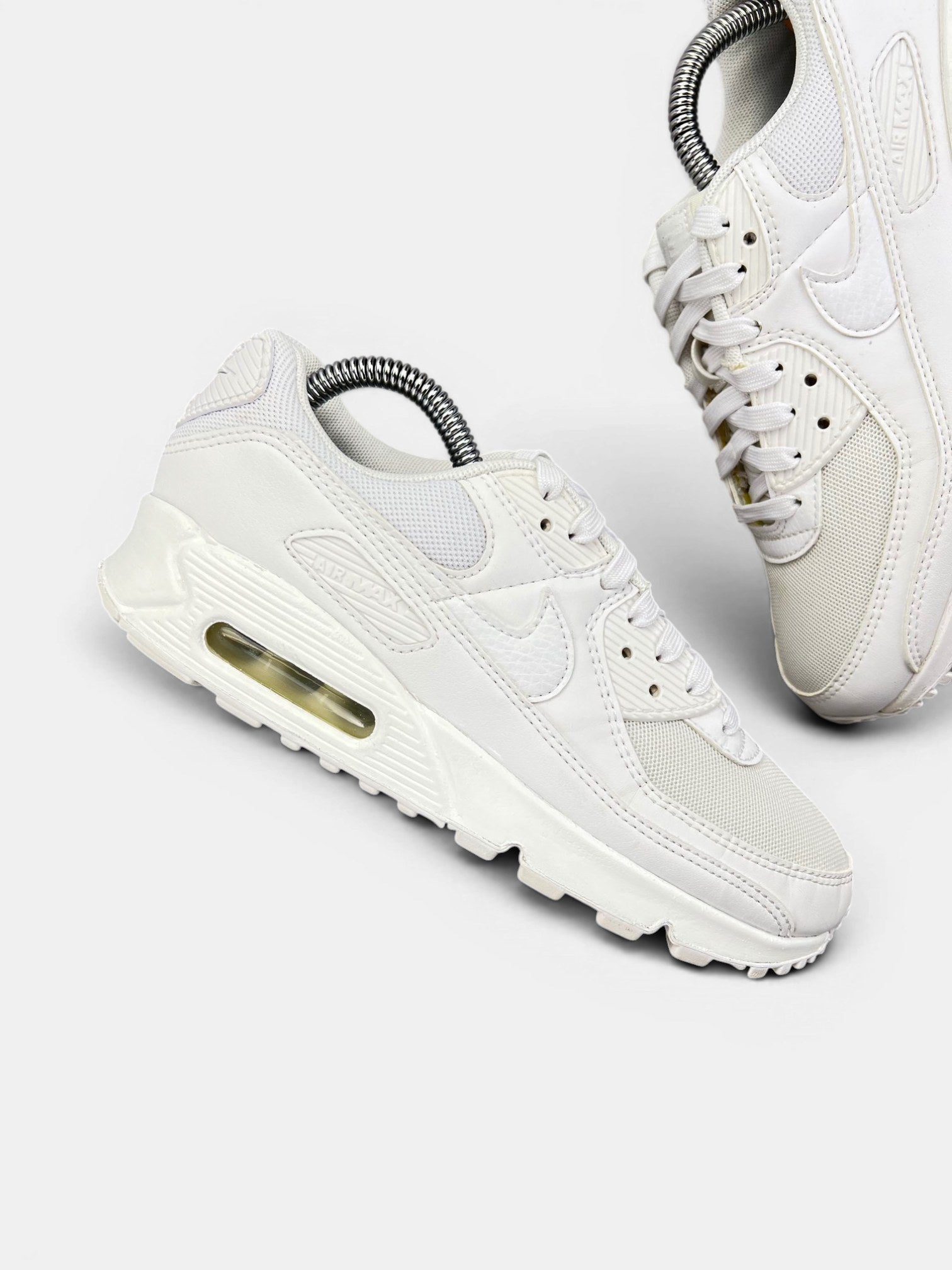 Nike Air Max 90 Triple White — buty sportowe damskie w bardzo dobrym stanie rozmiar 38, zewnętrzny panel prawego buta