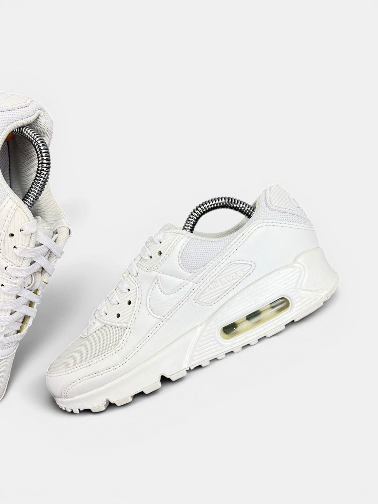 Nike Air Max 90 Triple White — buty sportowe damskie w bardzo dobrym stanie rozmiar 38, zewnętrzny panel lewego buta