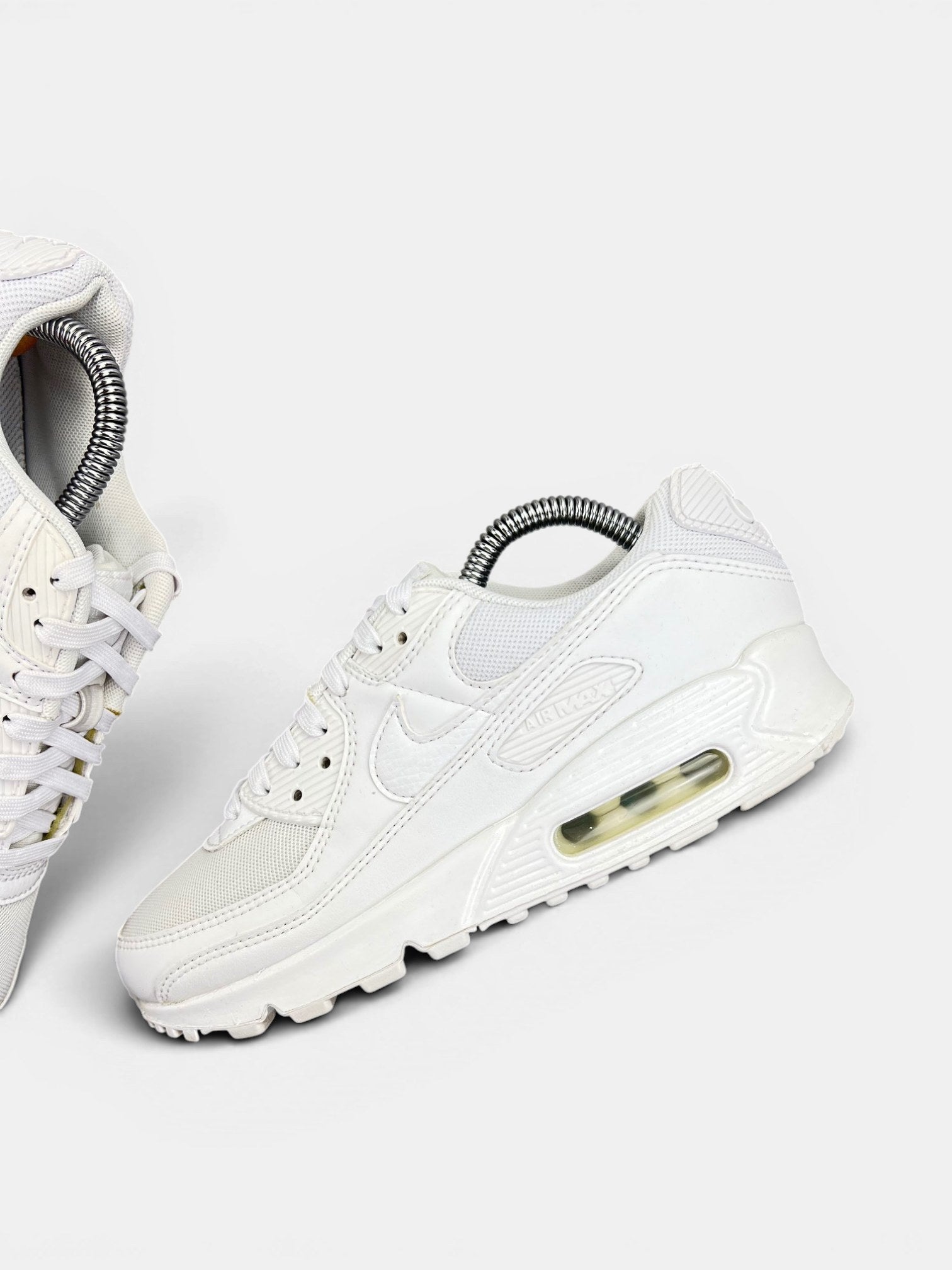 Nike Air Max 90 Triple White — buty sportowe damskie w bardzo dobrym stanie rozmiar 38, zewnętrzny panel lewego buta