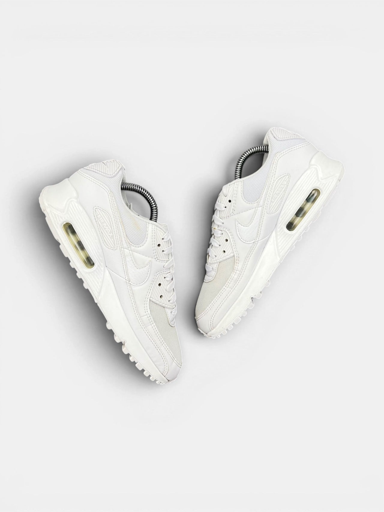 Nike Air Max 90 Triple White — buty sportowe damskie w bardzo dobrym stanie rozmiar 38, widok z góry na wewnętrzną stronę butów