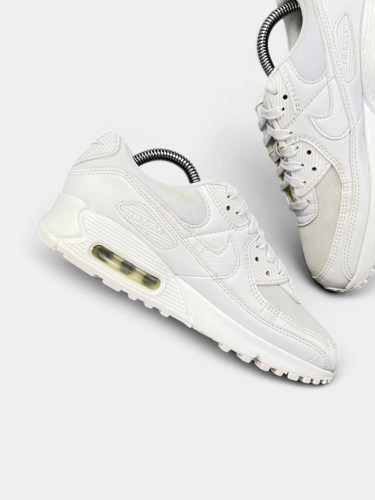 Nike Air Max 90 Triple White — buty sportowe damskie w bardzo dobrym stanie rozmiar 38, wewnętrzny panel lewego buta