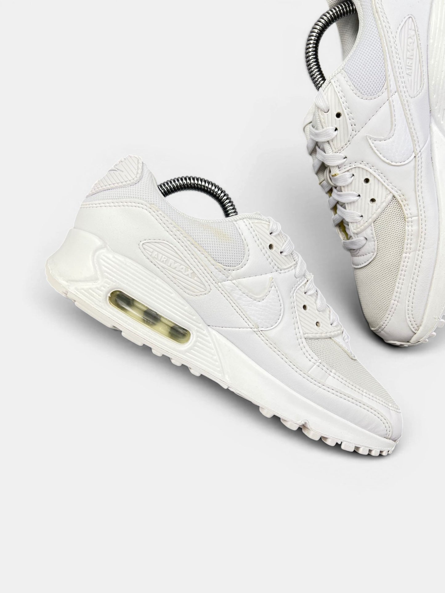 Nike Air Max 90 Triple White — buty sportowe damskie w bardzo dobrym stanie rozmiar 38, wewnętrzny panel lewego buta