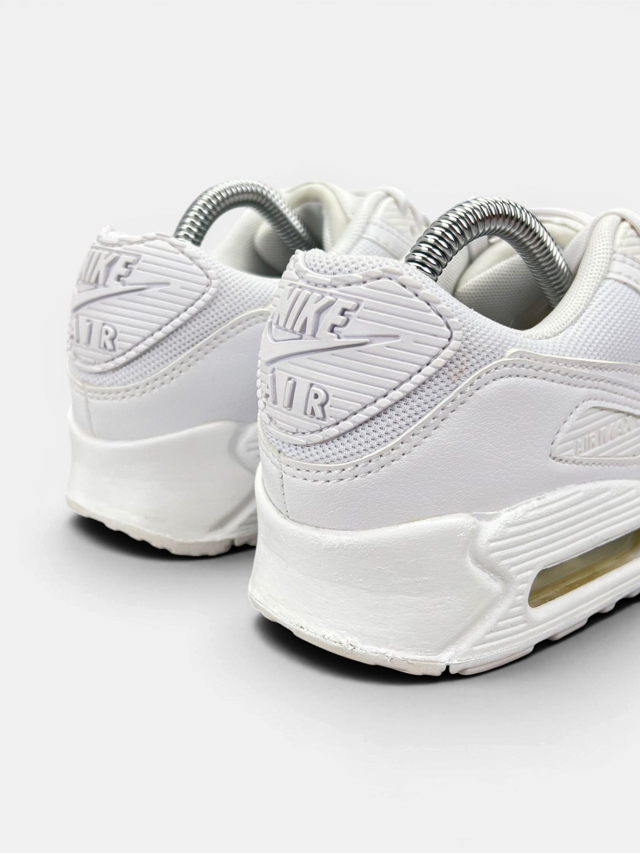 Nike Air Max 90 Triple White — buty sportowe damskie w bardzo dobrym stanie rozmiar 38, widok z tyłu