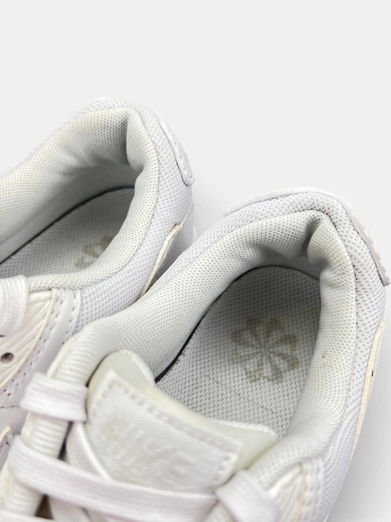 Nike Air Max 90 Triple White — buty sportowe damskie w bardzo dobrym stanie rozmiar 38, zapiętki butów