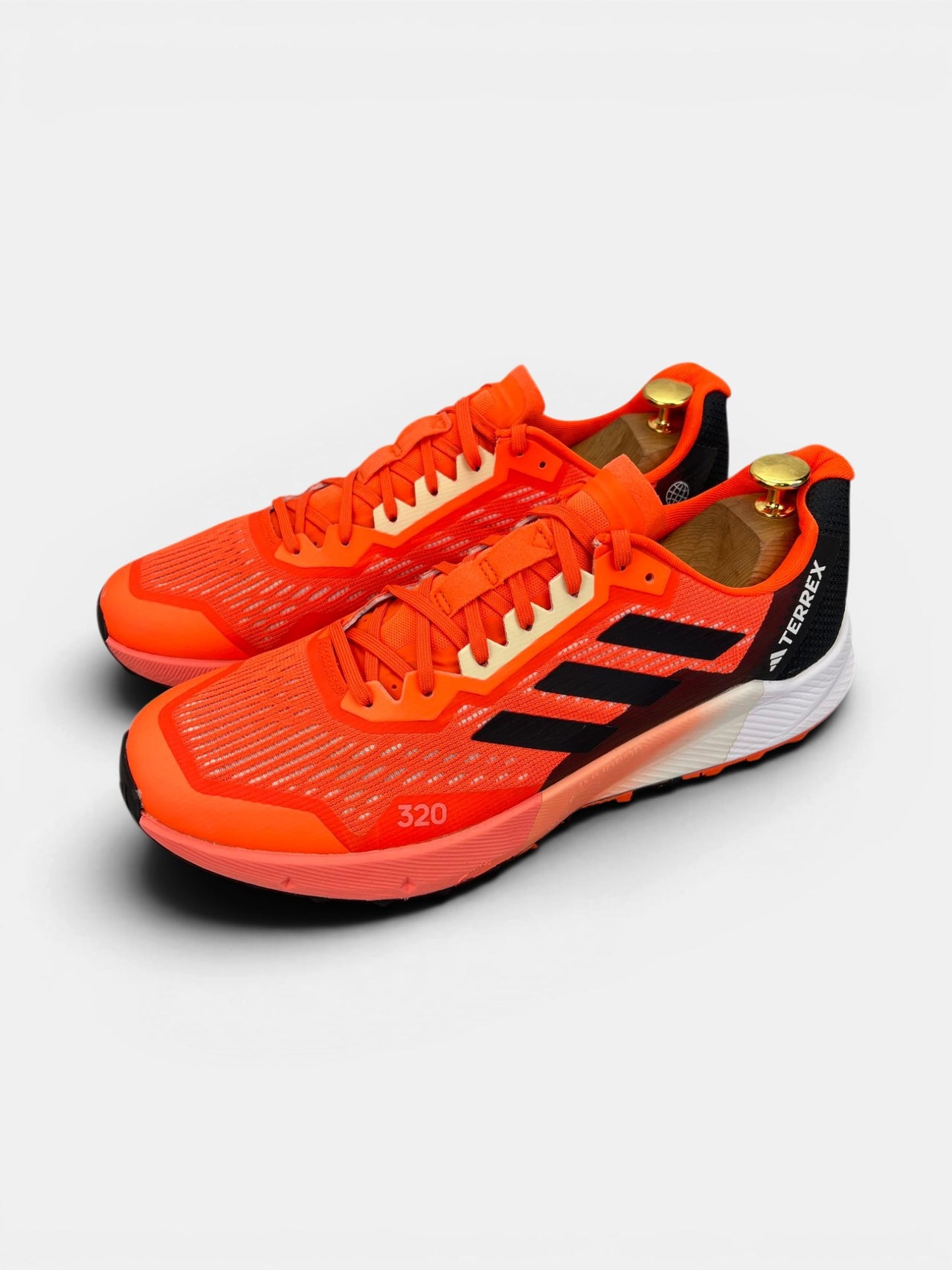 Adidas Terrex Agravic Flow 2 Impact Orange — buty sportowe męskie w bardzo dobrym stanie rozmiar 44 2/3, widok z boku