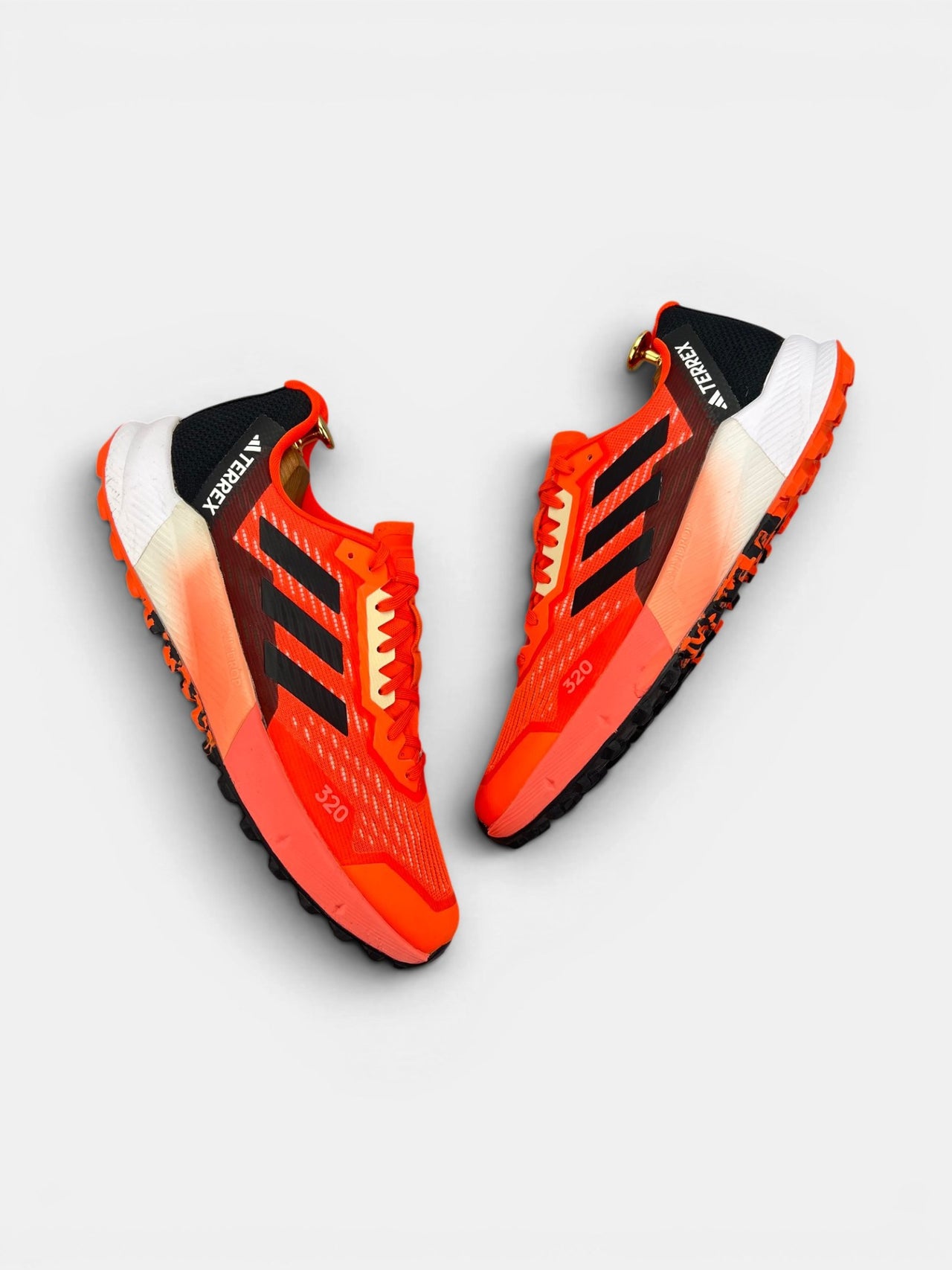 Adidas Terrex Agravic Flow 2 Impact Orange — buty sportowe męskie w bardzo dobrym stanie rozmiar 44 2/3, widok z góry na zewnętrzną stronę butów