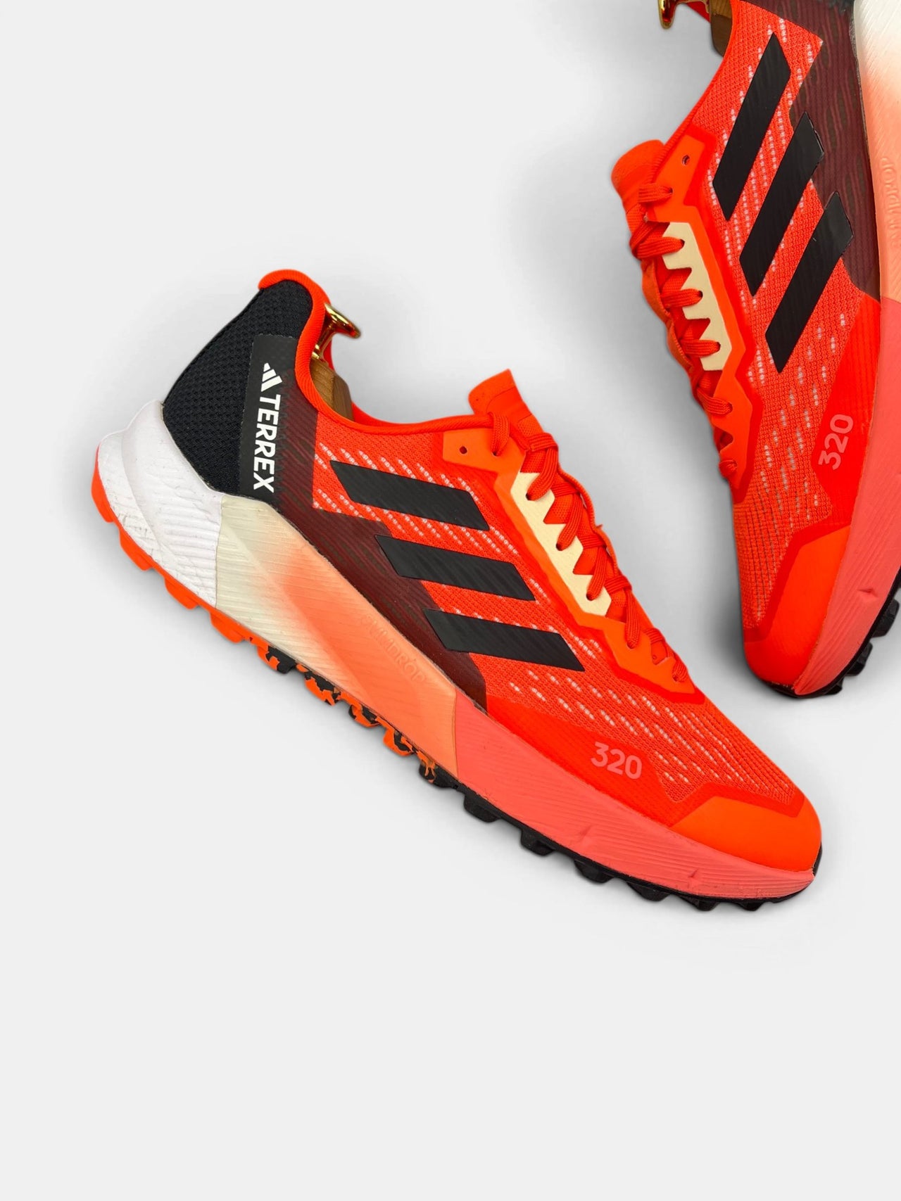 Adidas Terrex Agravic Flow 2 Impact Orange — buty sportowe męskie w bardzo dobrym stanie rozmiar 44 2/3, zewnętrzny panel prawego buta
