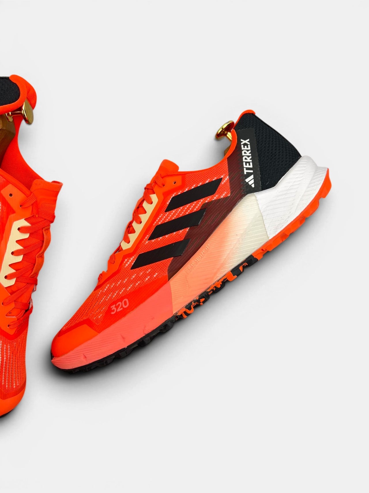 Adidas Terrex Agravic Flow 2 Impact Orange — buty sportowe męskie w bardzo dobrym stanie rozmiar 44 2/3, zewnętrzny panel lewego buta