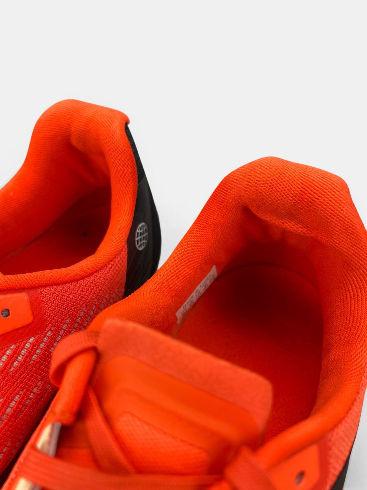 Adidas Terrex Agravic Flow 2 Impact Orange — buty sportowe męskie w bardzo dobrym stanie rozmiar 44 2/3, zapiętki butów