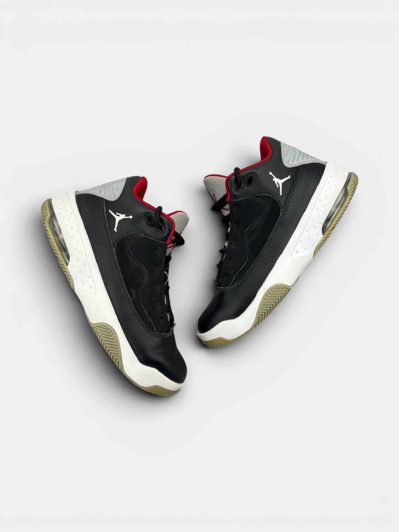 Nike Air Jordan Max Aura 2 — buty sportowe damskie w bardzo dobrym stanie rozmiar 37.5, widok z góry na zewnętrzną stronę butów
