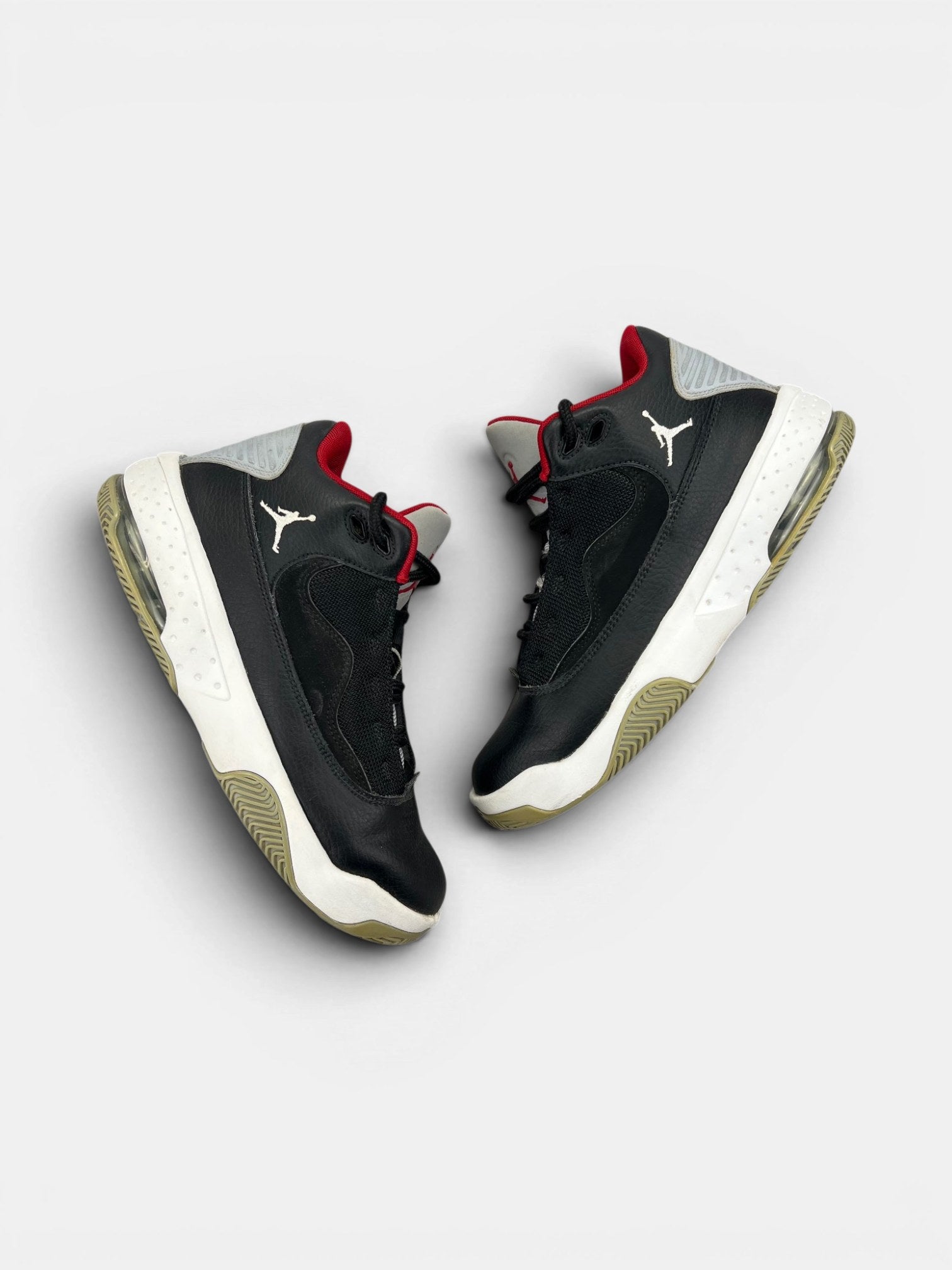 Nike Air Jordan Max Aura 2 — buty sportowe damskie w bardzo dobrym stanie rozmiar 37.5, widok z góry na zewnętrzną stronę butów