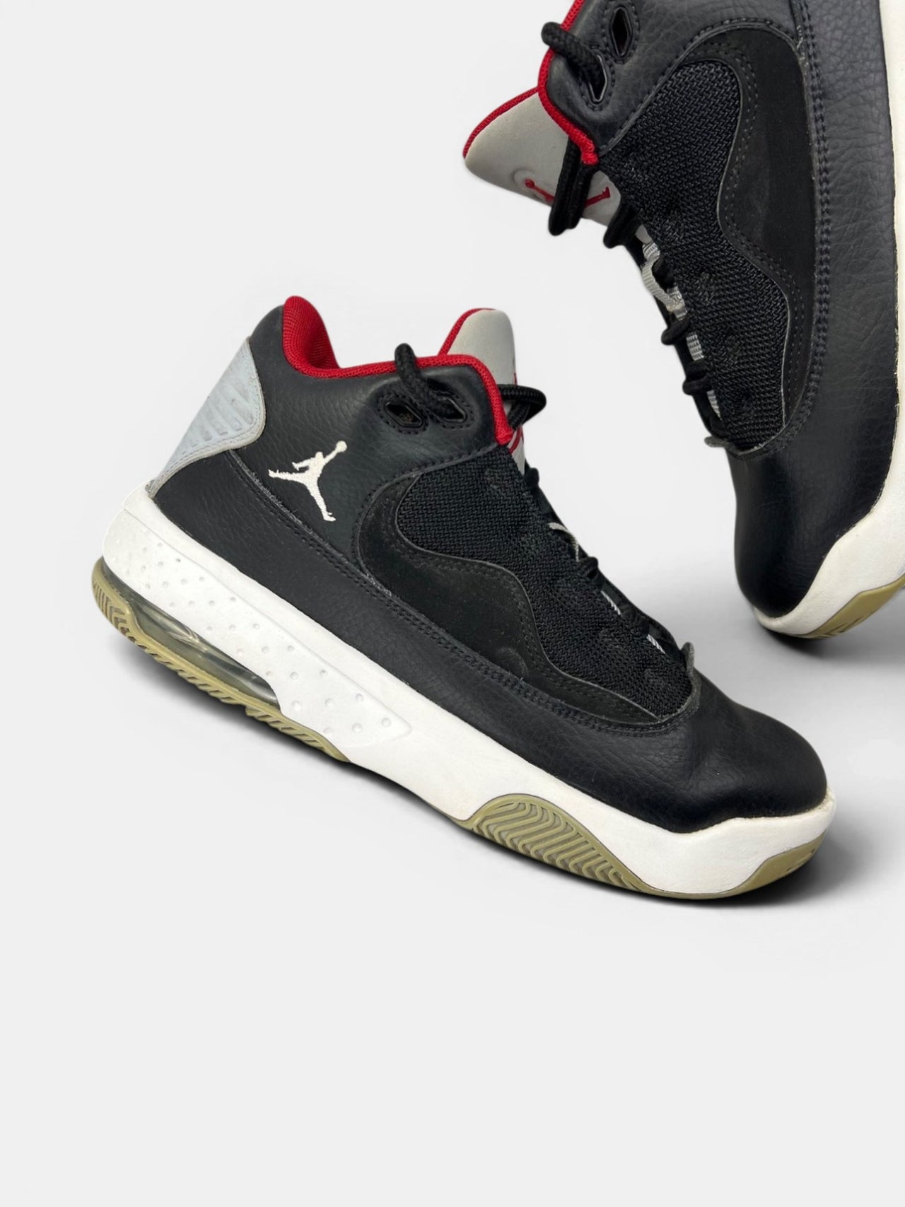 Nike Air Jordan Max Aura 2 — buty sportowe damskie w bardzo dobrym stanie rozmiar 37.5, zewnętrzny panel prawego buta