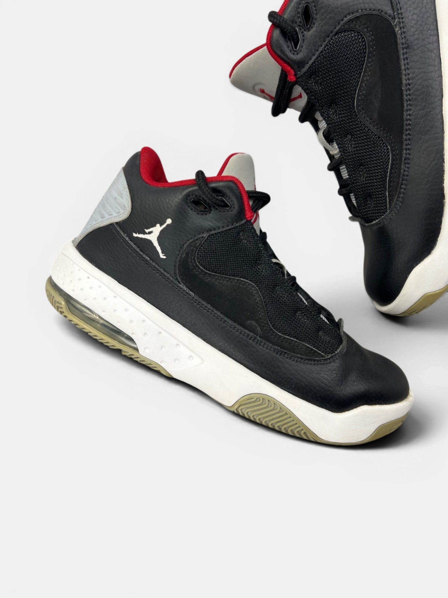 Nike Air Jordan Max Aura 2 — buty sportowe damskie w bardzo dobrym stanie rozmiar 37.5, zewnętrzny panel prawego buta