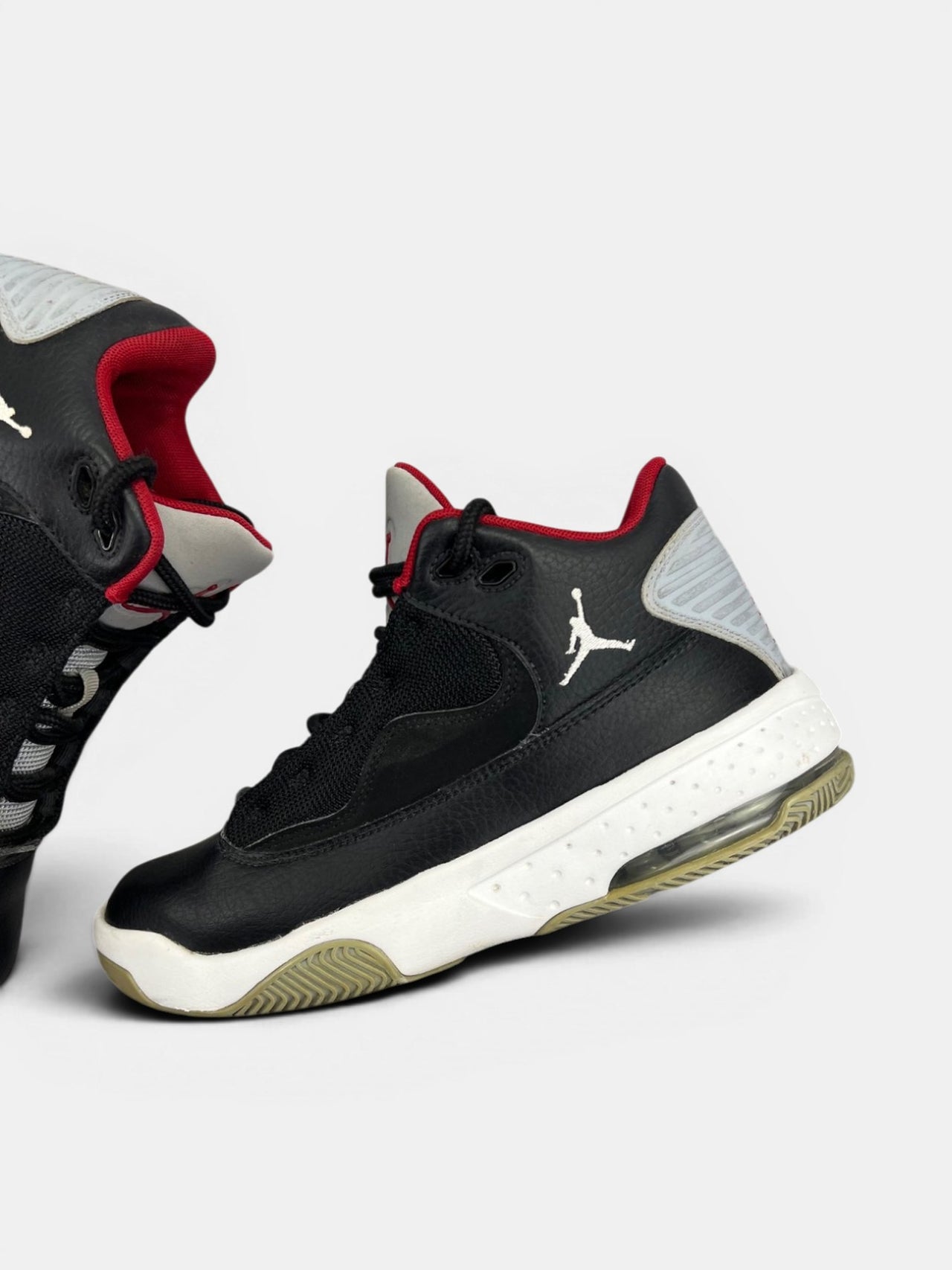 Nike Air Jordan Max Aura 2 — buty sportowe damskie w bardzo dobrym stanie rozmiar 37.5, zewnętrzny panel lewego buta