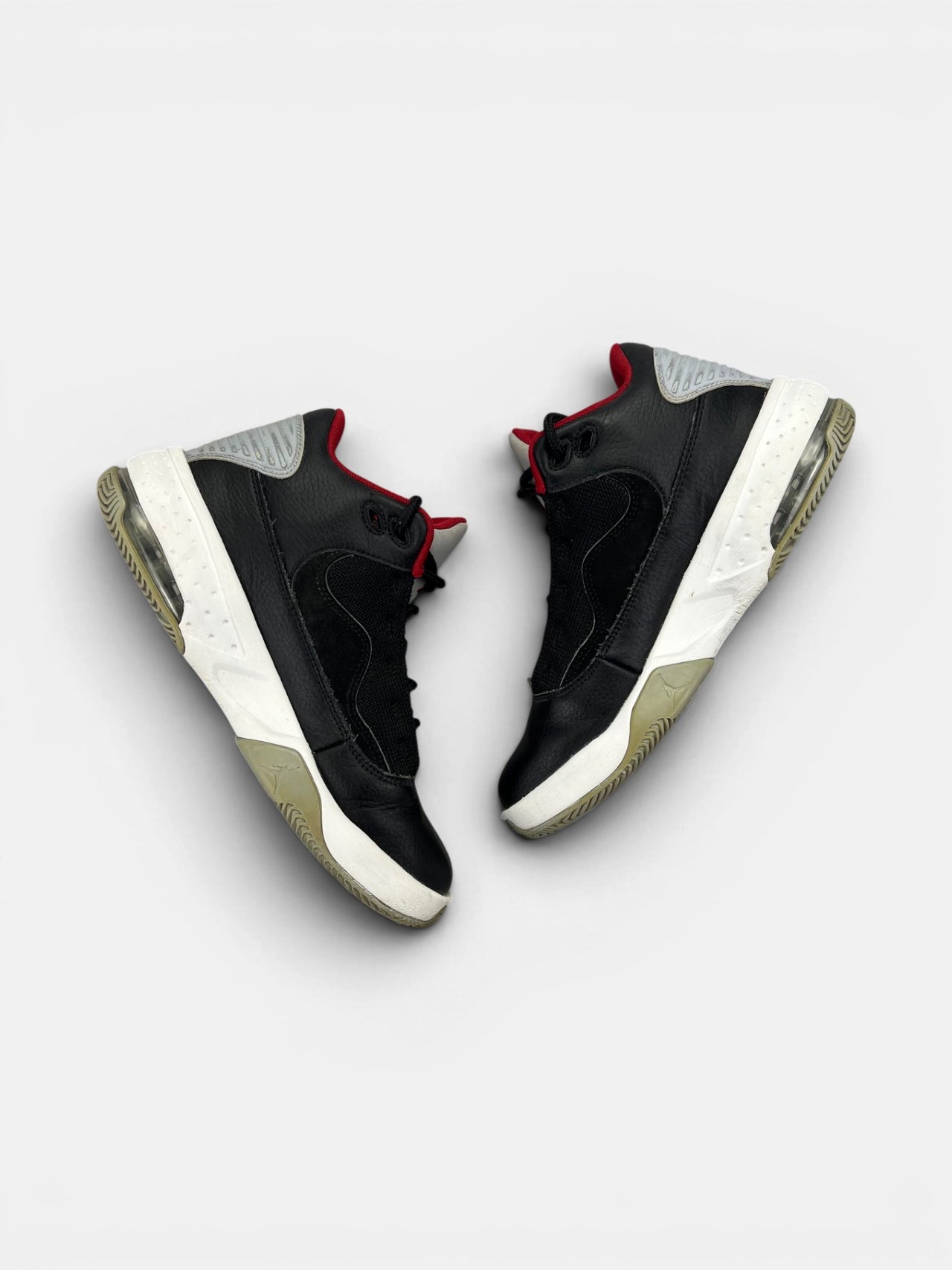 Nike Air Jordan Max Aura 2 — buty sportowe damskie w bardzo dobrym stanie rozmiar 37.5, widok z góry na wewnętrzną stronę butów