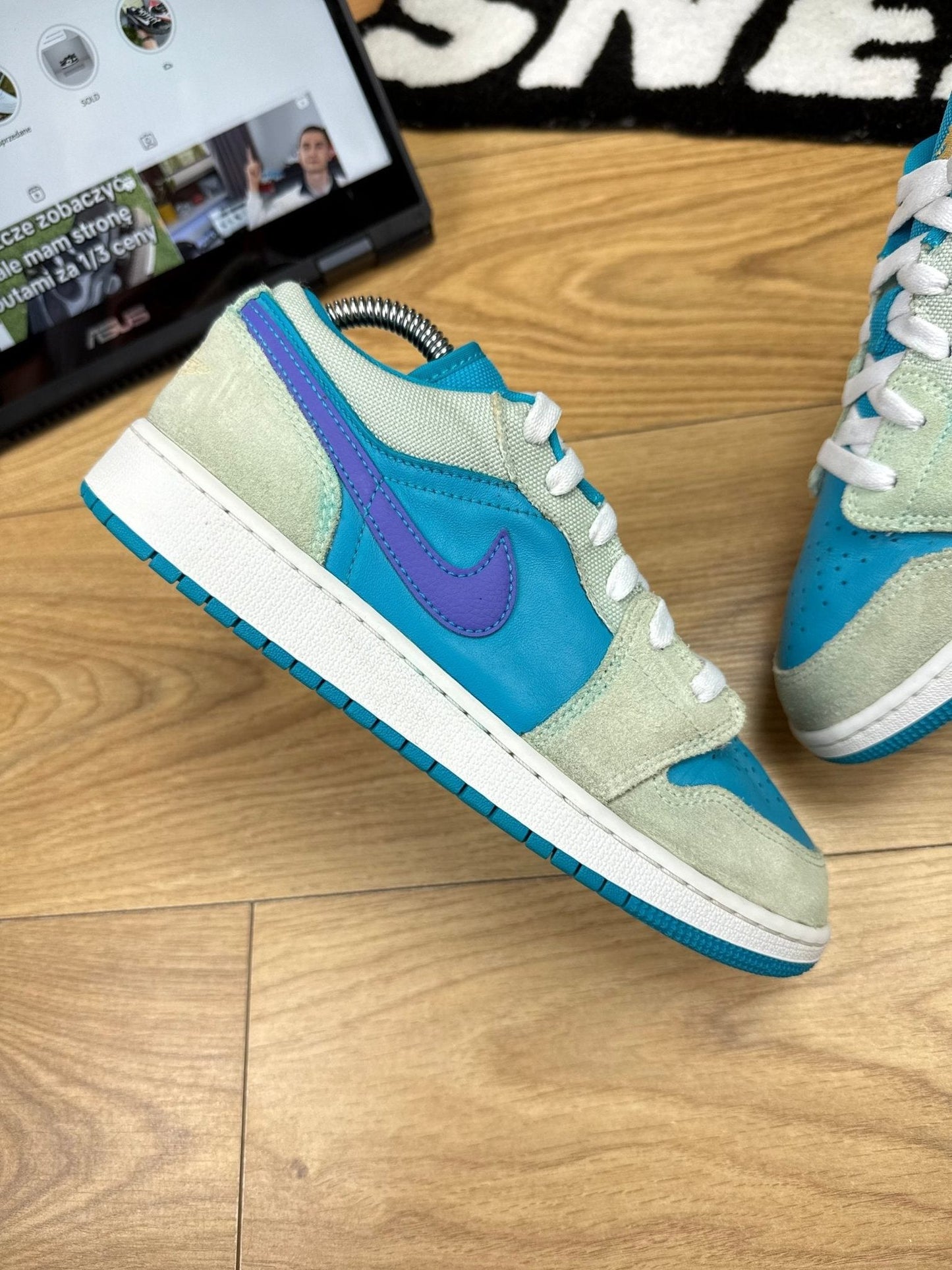 Nike Air Jordan 1 Low SE — buty sportowe męskie w bardzo dobrym stanie rozmiar 39, zewnętrzny panel prawego buta