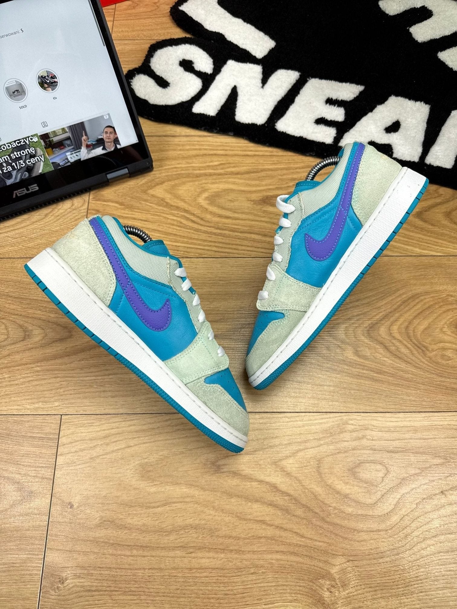 Nike Air Jordan 1 Low SE — buty sportowe męskie w bardzo dobrym stanie rozmiar 39, widok z góry na wewnętrzną stronę butów