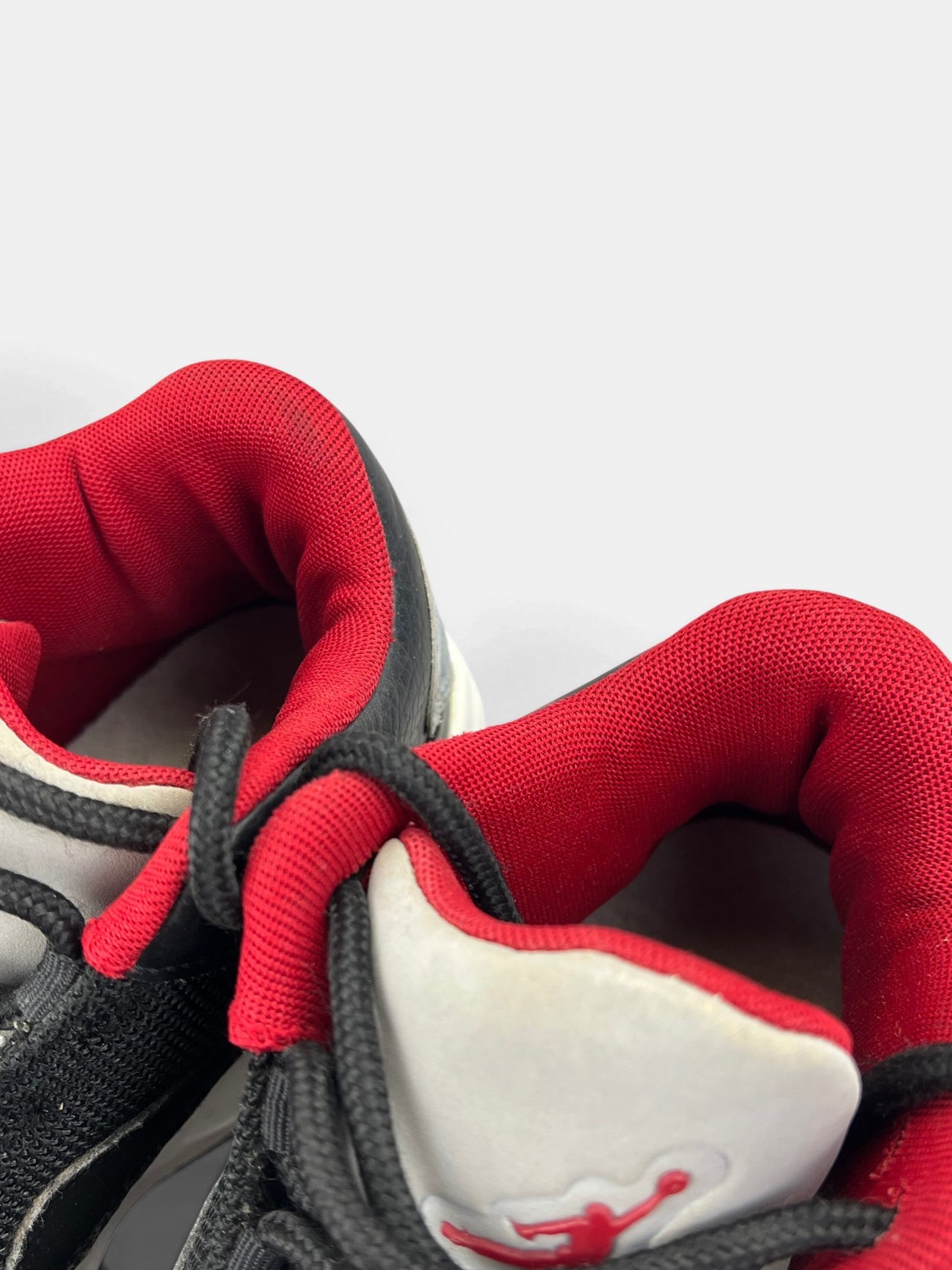 Nike Air Jordan Max Aura 2 — buty sportowe damskie w bardzo dobrym stanie rozmiar 37.5, zapiętki butów