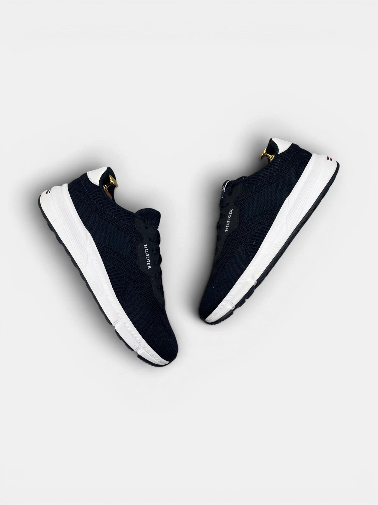 Tommy Hilfiger Lightweight RWB Knit — buty sportowe męskie w bardzo dobrym stanie rozmiar 44, widok z góry na zewnętrzną stronę butów