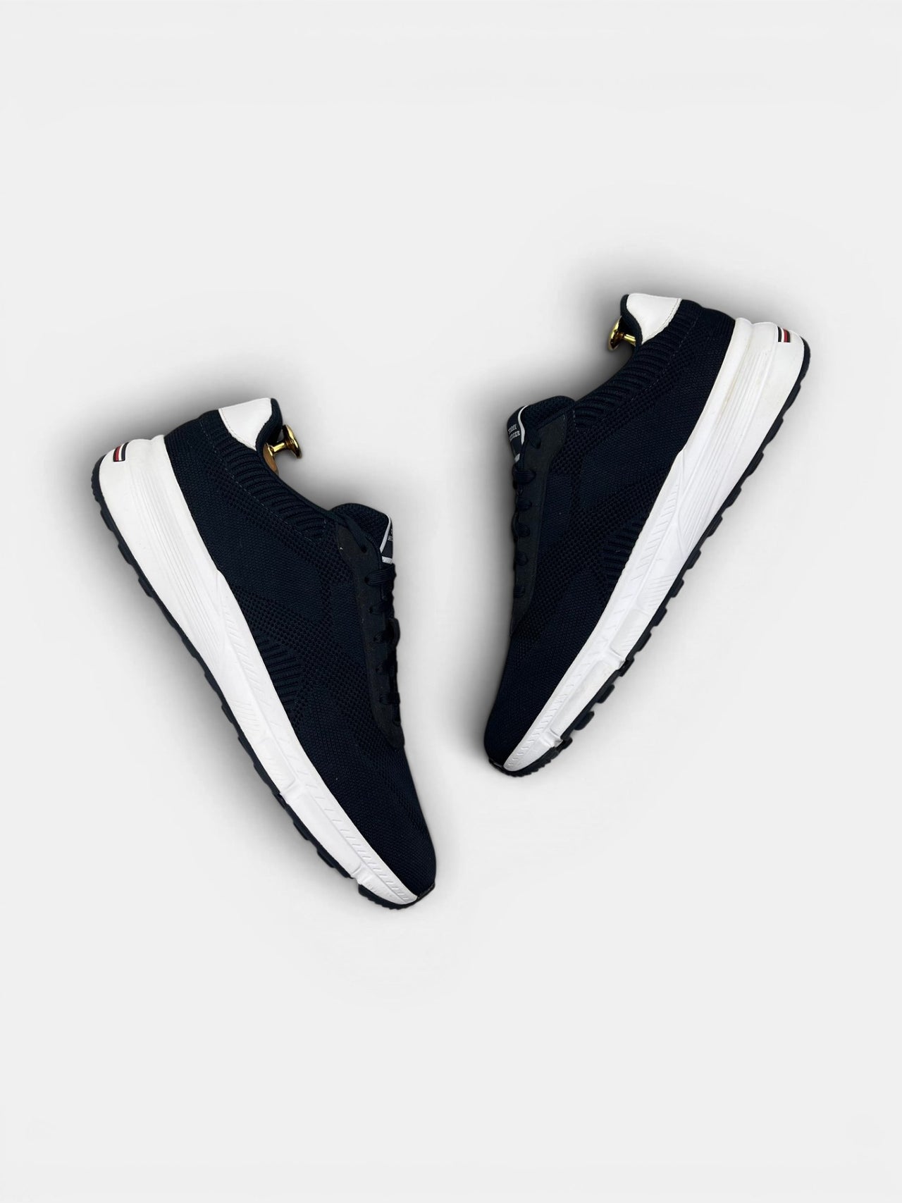 Tommy Hilfiger Lightweight RWB Knit — buty sportowe męskie w bardzo dobrym stanie rozmiar 44, widok z góry na wewnętrzną stronę butów