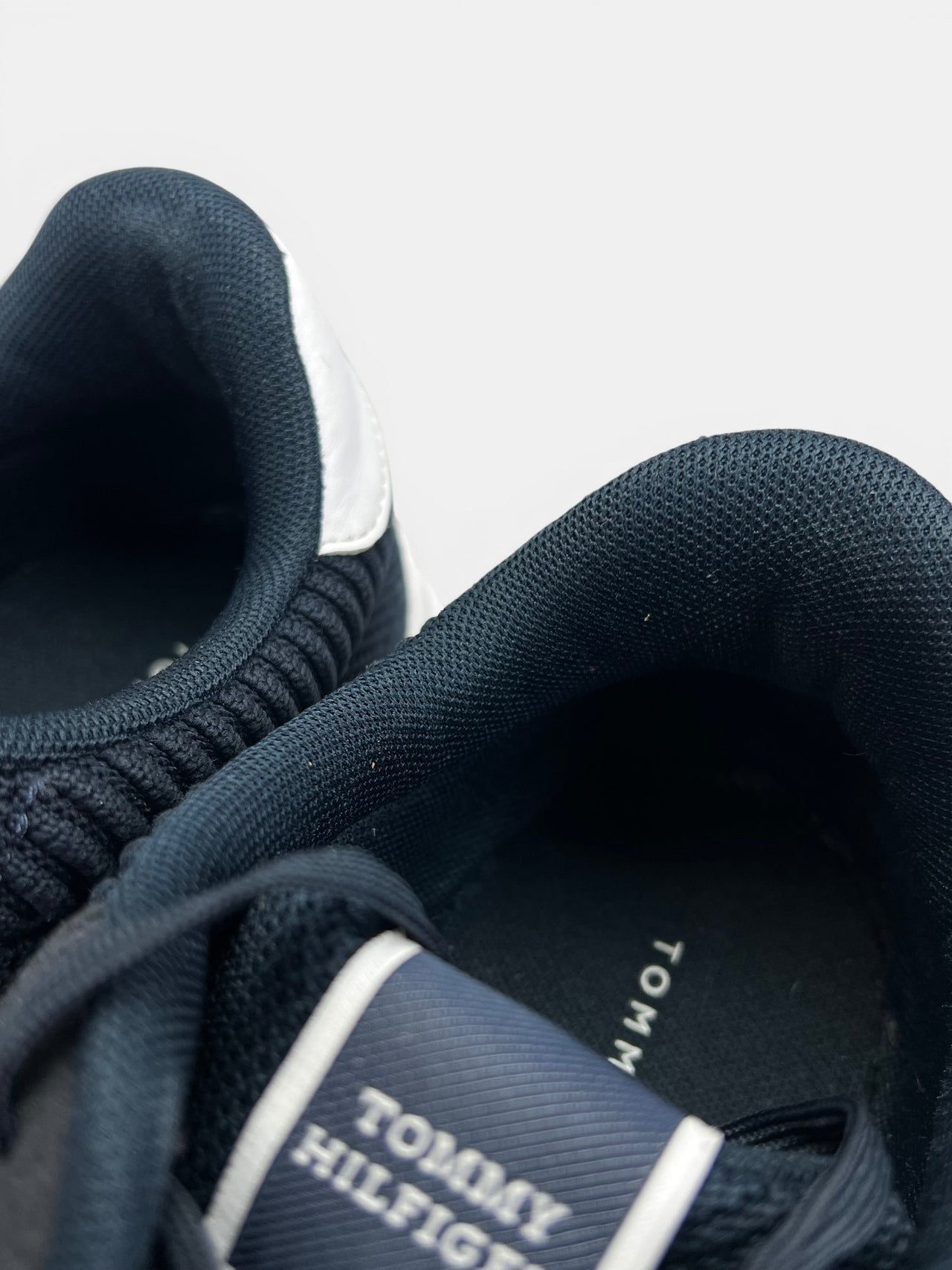 Tommy Hilfiger Lightweight RWB Knit — buty sportowe męskie w bardzo dobrym stanie rozmiar 44, zapiętki butów