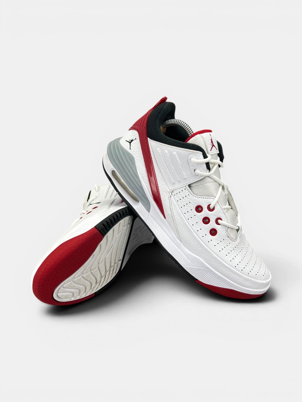 Nike Air Jordan Max Aura 5 White Black Varsity Red — buty sportowe męskie w bardzo dobrym stanie rozmiar 43, boczny profil