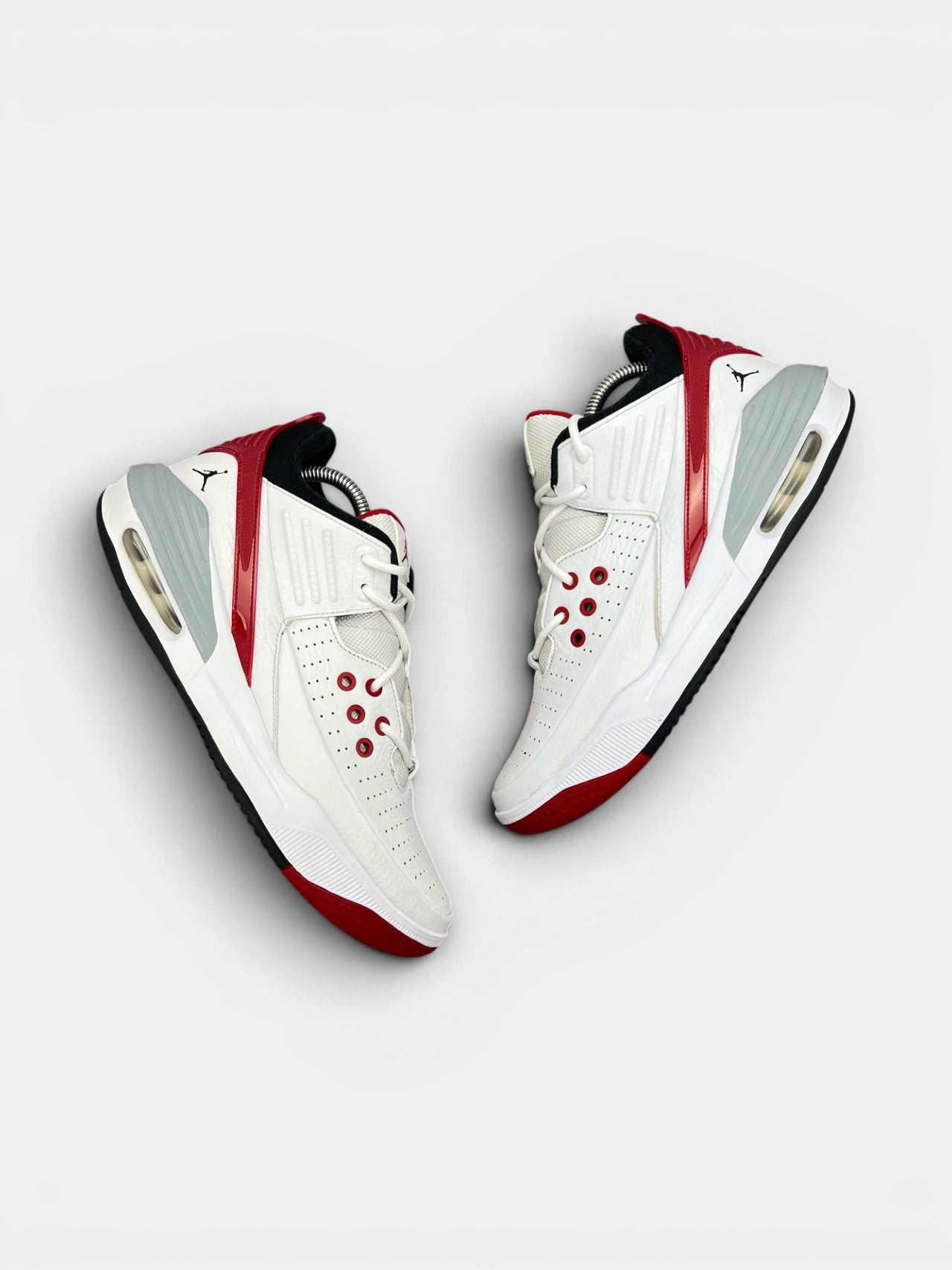 Nike Air Jordan Max Aura 5 White Black Varsity Red — buty sportowe męskie w bardzo dobrym stanie rozmiar 43, widok z góry na zewnętrzną stronę butów