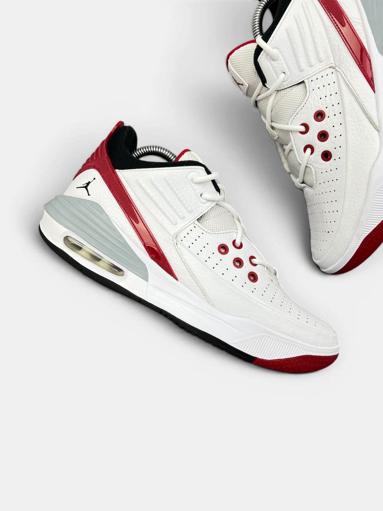 Nike Air Jordan Max Aura 5 White Black Varsity Red — buty sportowe męskie w bardzo dobrym stanie rozmiar 43, zewnętrzny panel prawego buta