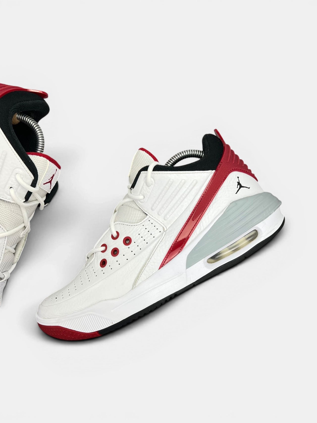 Nike Air Jordan Max Aura 5 White Black Varsity Red — buty sportowe męskie w bardzo dobrym stanie rozmiar 43, zewnętrzny panel lewego buta