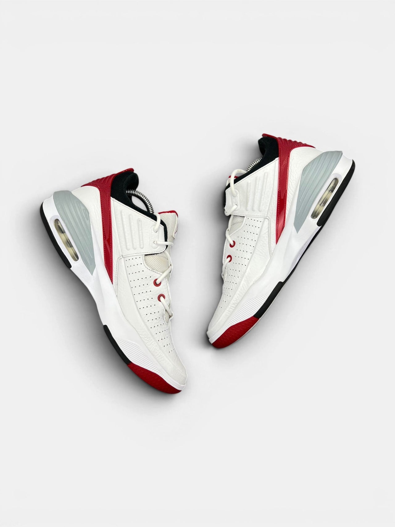 Nike Air Jordan Max Aura 5 White Black Varsity Red — buty sportowe męskie w bardzo dobrym stanie rozmiar 43, widok z góry na wewnętrzną stronę butów