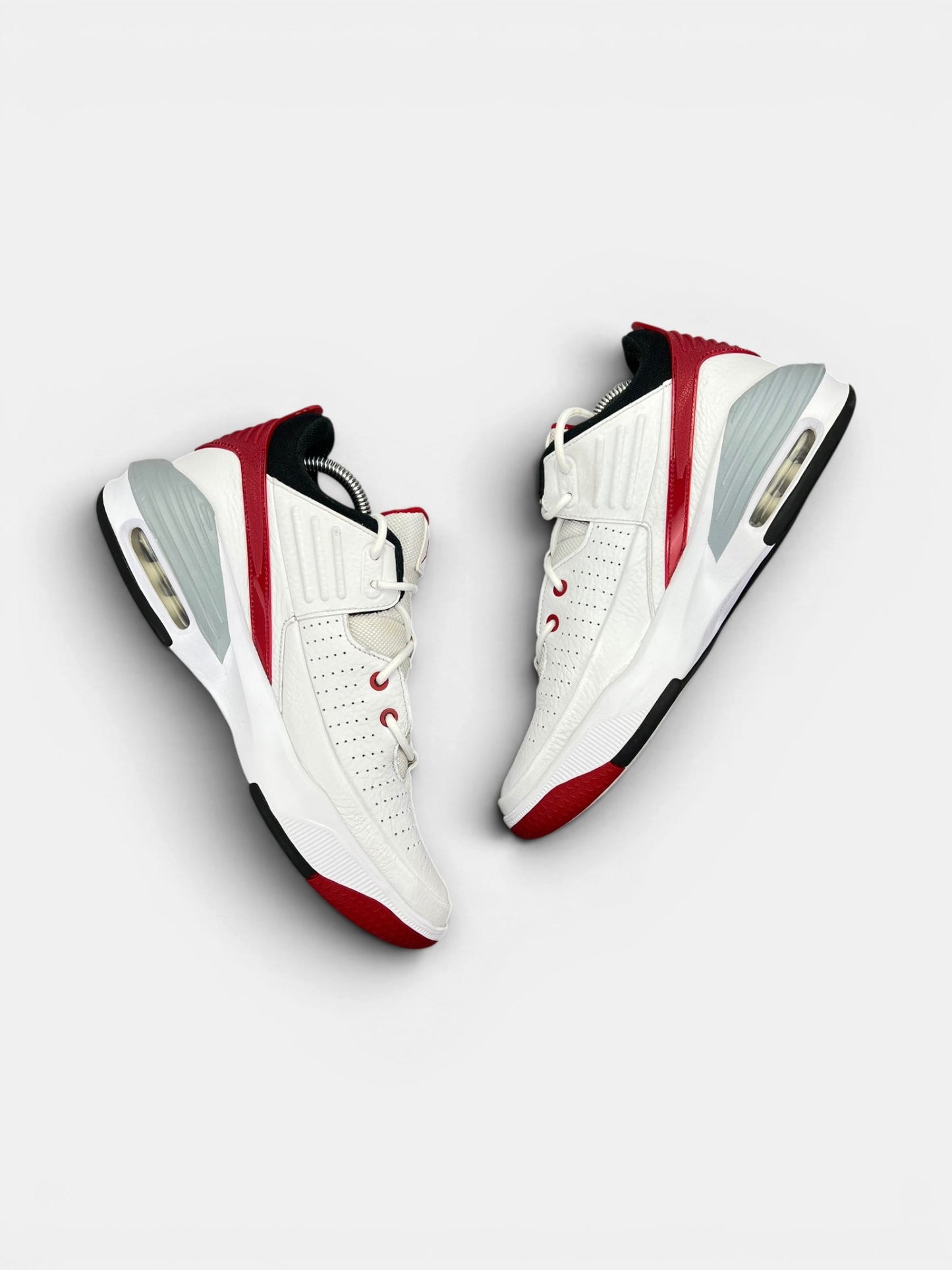 Nike Air Jordan Max Aura 5 White Black Varsity Red — buty sportowe męskie w bardzo dobrym stanie rozmiar 43, widok z góry na wewnętrzną stronę butów
