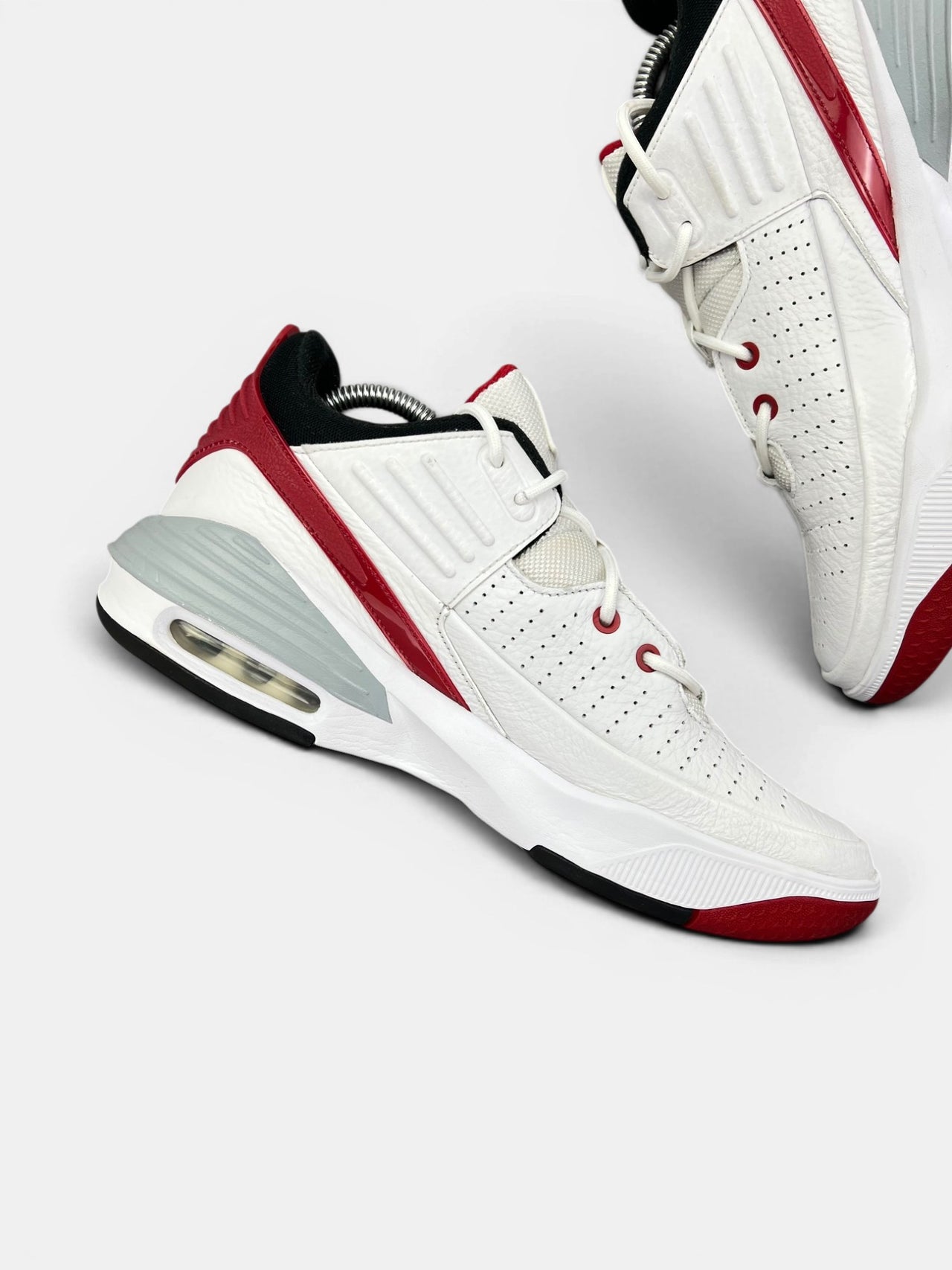 Nike Air Jordan Max Aura 5 White Black Varsity Red — buty sportowe męskie w bardzo dobrym stanie rozmiar 43, wewnętrzny panel lewego buta