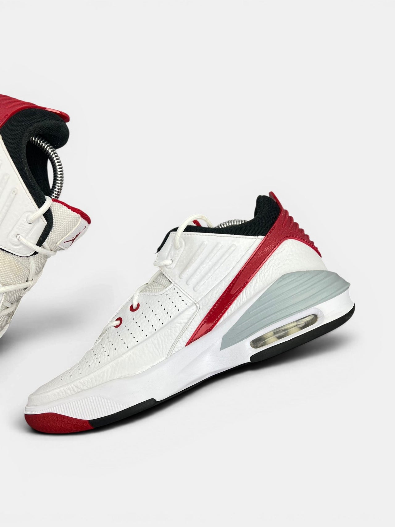 Nike Air Jordan Max Aura 5 White Black Varsity Red — buty sportowe męskie w bardzo dobrym stanie rozmiar 43, wewnętrzny panel prawego buta
