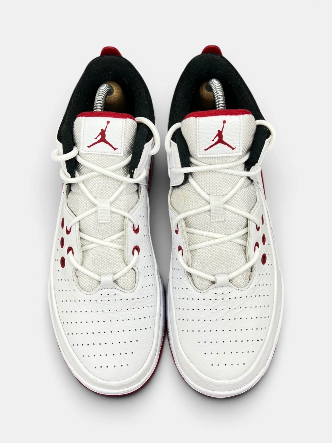 Nike Air Jordan Max Aura 5 White Black Varsity Red — buty sportowe męskie w bardzo dobrym stanie rozmiar 43, widok z góry