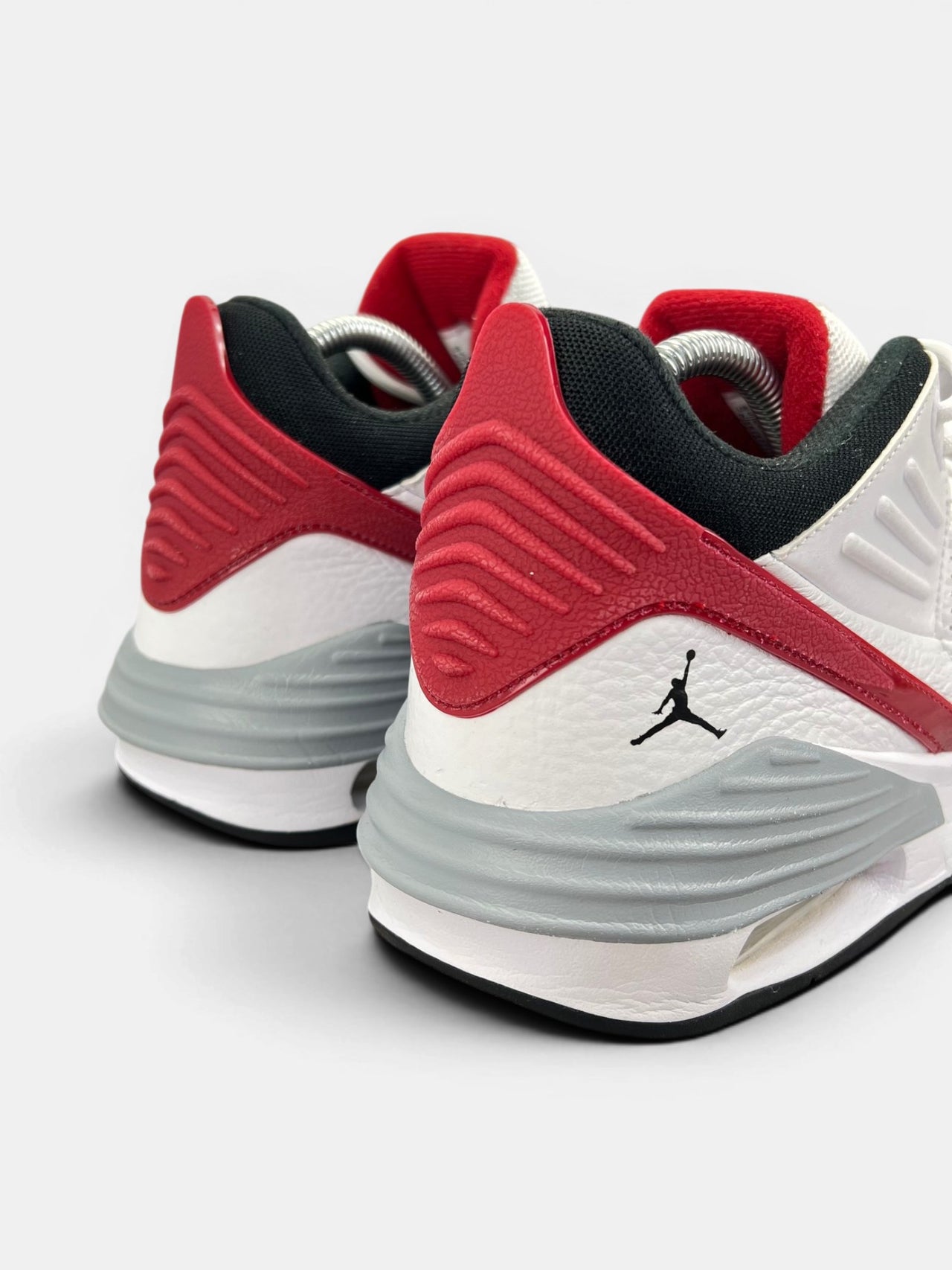 Nike Air Jordan Max Aura 5 White Black Varsity Red — buty sportowe męskie w bardzo dobrym stanie rozmiar 43, widok z tyłu