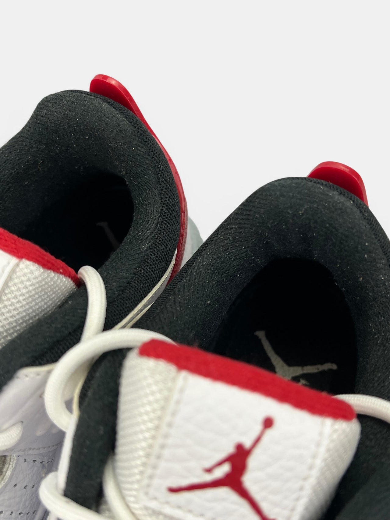 Nike Air Jordan Max Aura 5 White Black Varsity Red — buty sportowe męskie w bardzo dobrym stanie rozmiar 43, podeszwa