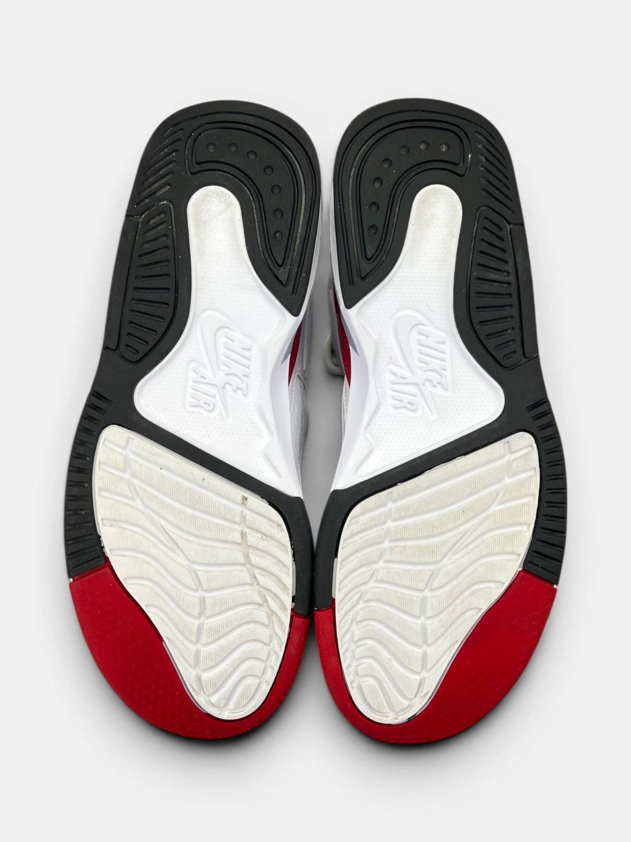 Nike Air Jordan Max Aura 5 White Black Varsity Red — buty sportowe męskie w bardzo dobrym stanie rozmiar 43, zapiętki butów