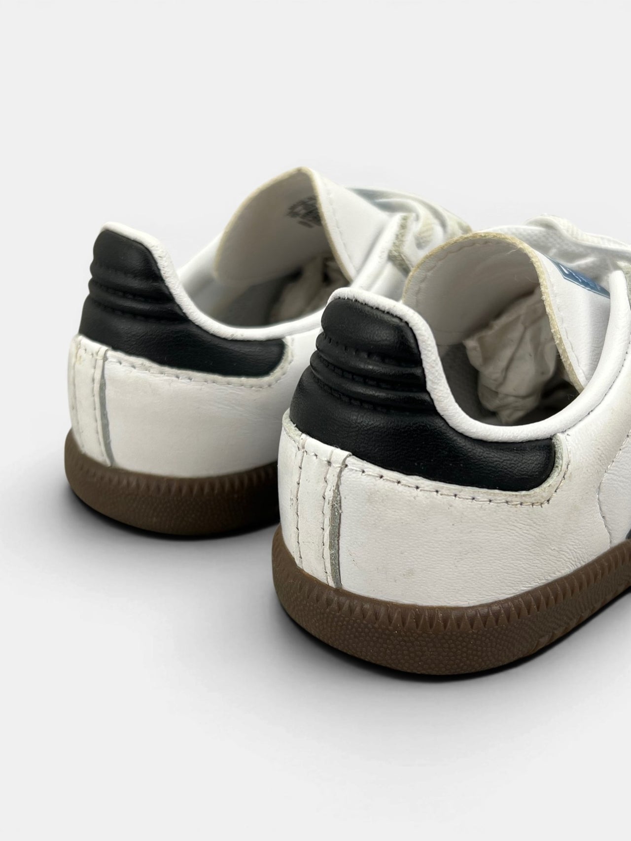 Adidas Samba OG — buty sportowe dziecięce w bardzo dobrym stanie rozmiar 26, zewnętrzny panel prawego buta