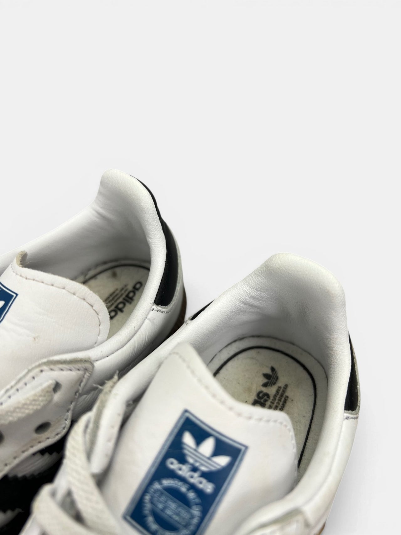 Adidas Samba OG — buty sportowe dziecięce w bardzo dobrym stanie rozmiar 26, zewnętrzny panel lewego buta