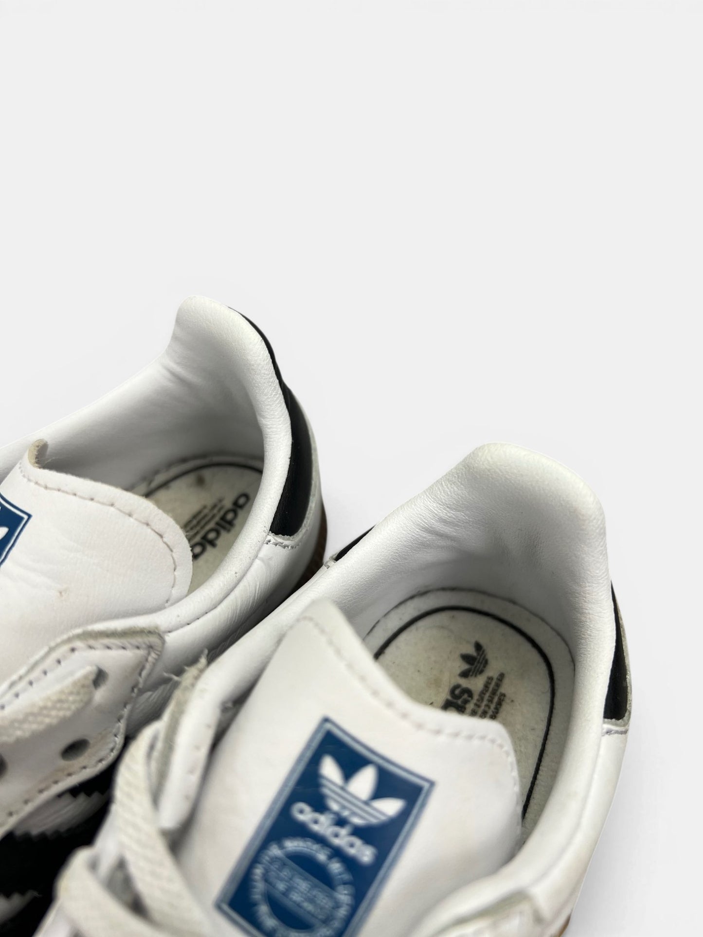 Adidas Samba OG — buty sportowe dziecięce w bardzo dobrym stanie rozmiar 26, zewnętrzny panel lewego buta