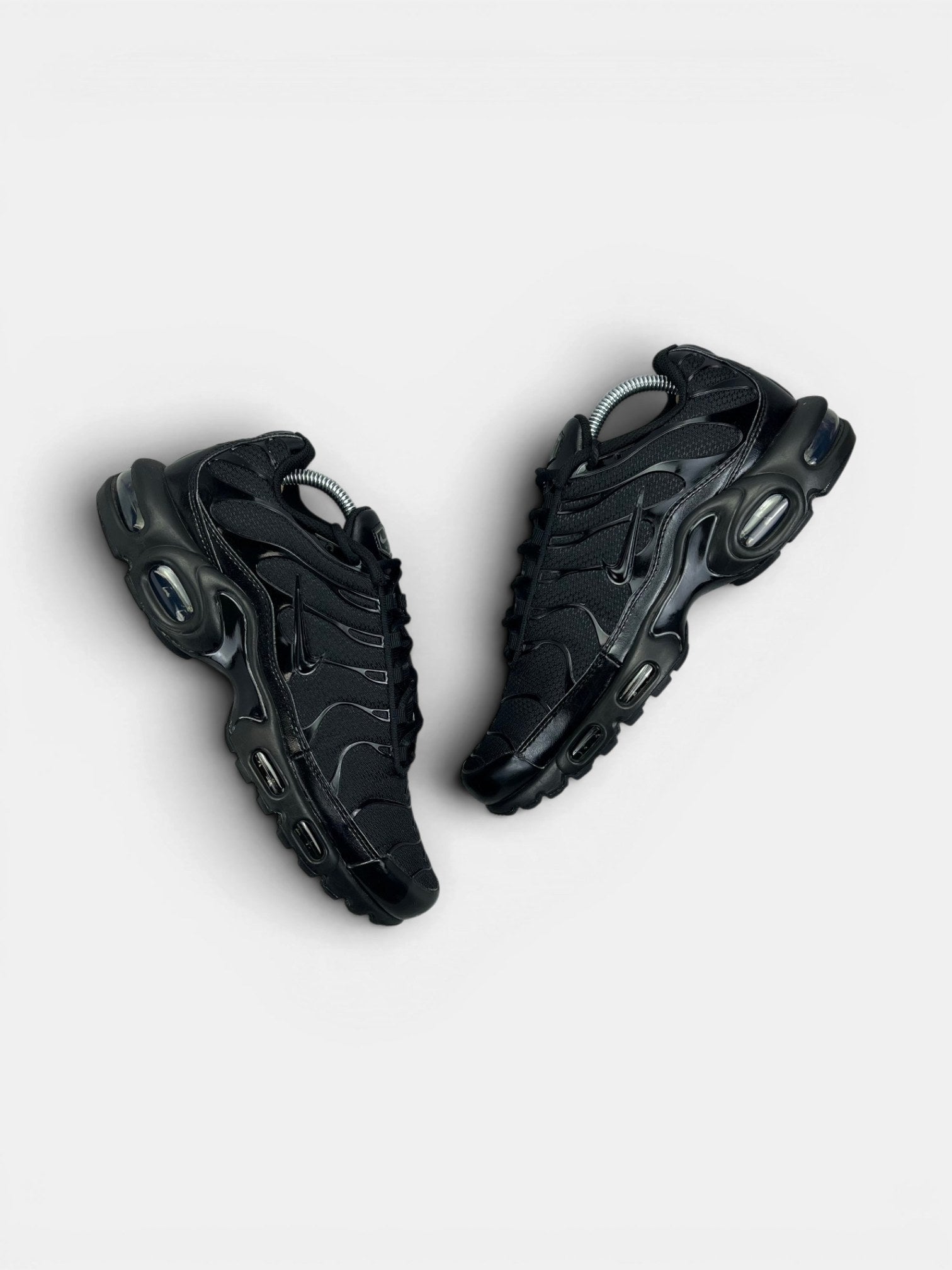 Nike Air Max Plus Triple Black — buty sportowe męskie w bardzo dobrym stanie rozmiar 42.5, widok z góry na zewnętrzną stronę butów