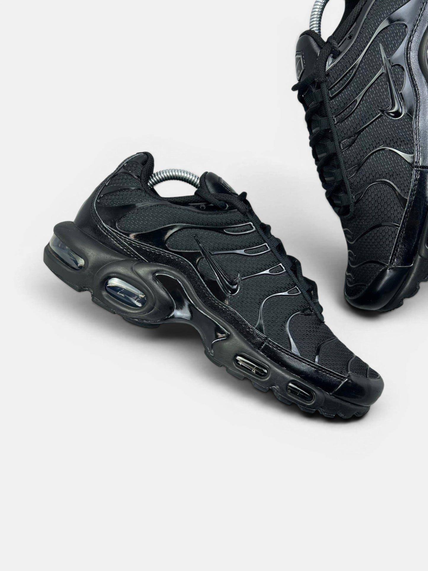 Nike Air Max Plus Triple Black — buty sportowe męskie w bardzo dobrym stanie rozmiar 42.5, zewnętrzny panel prawego buta